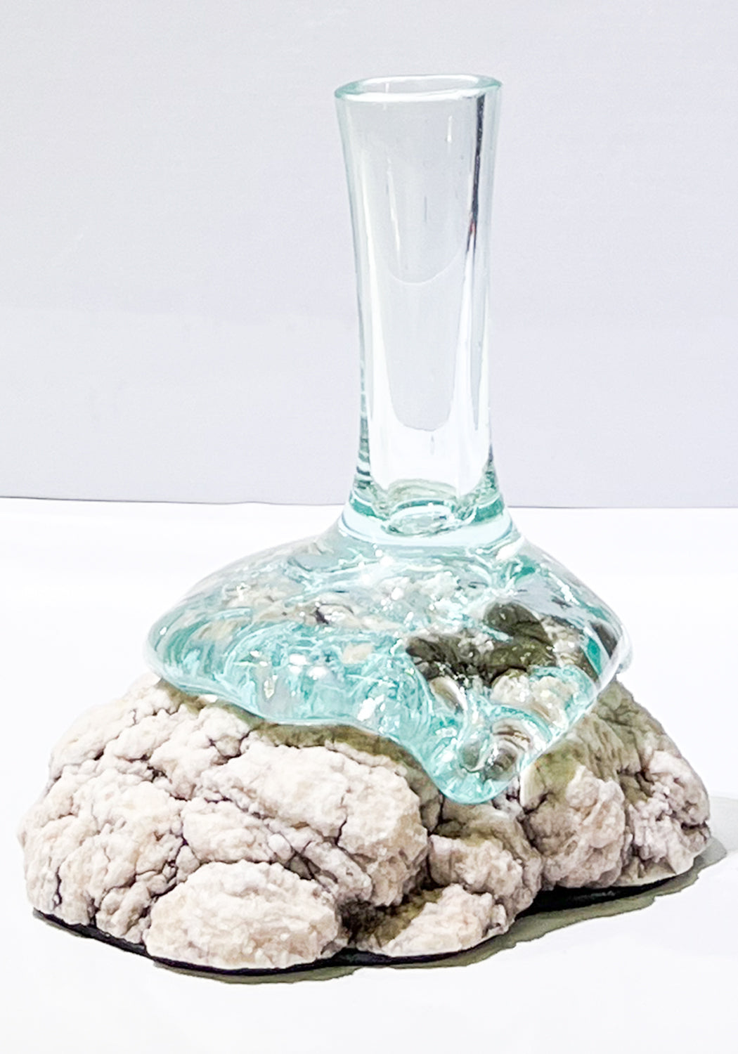 Starborn Mundgeblasene Vase aus geschmolzenem Glas auf Payson Geode ausgestellt