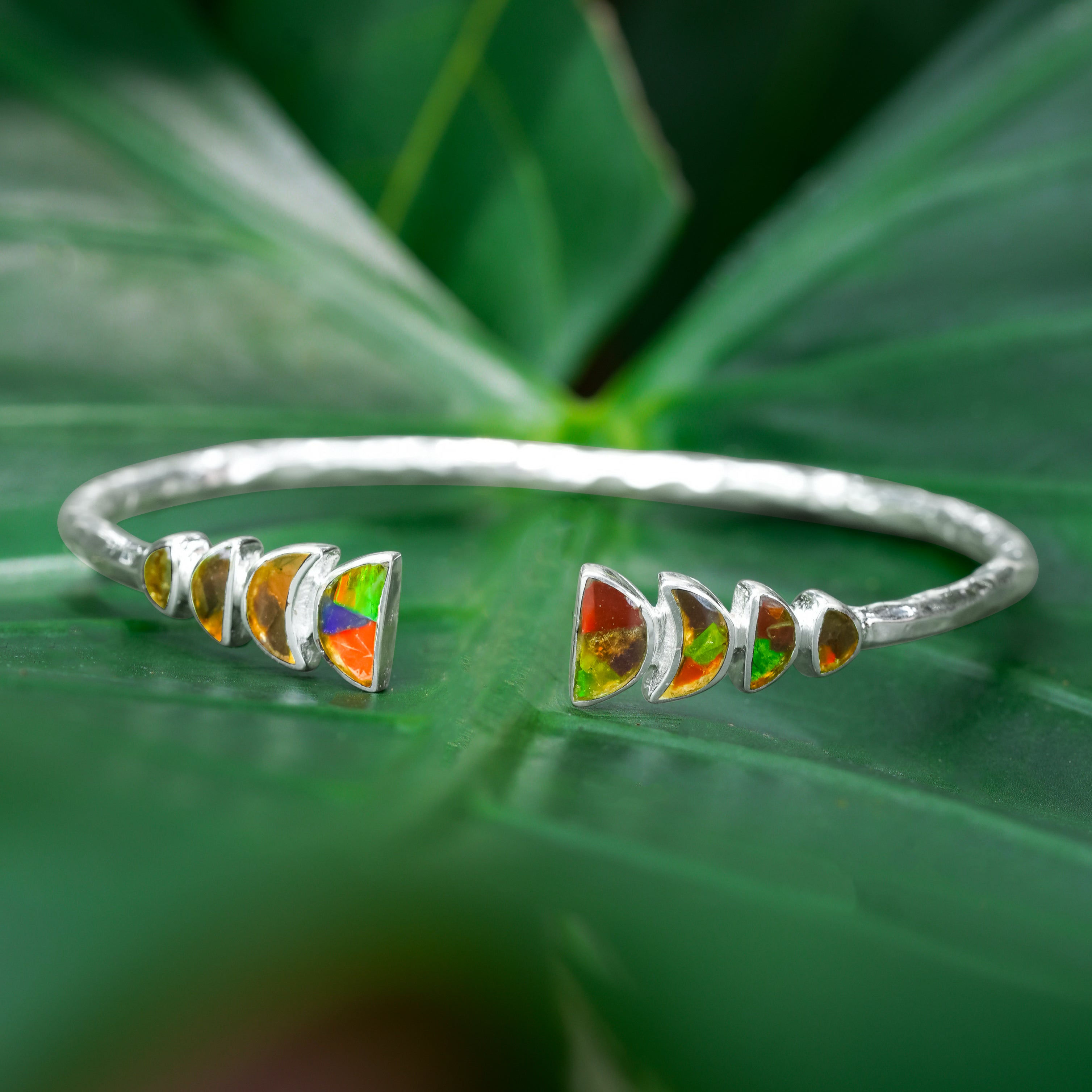 Brazalete abierto Starborn con diseño de piedras preciosas de eclipse lunar parcial en plata de ley