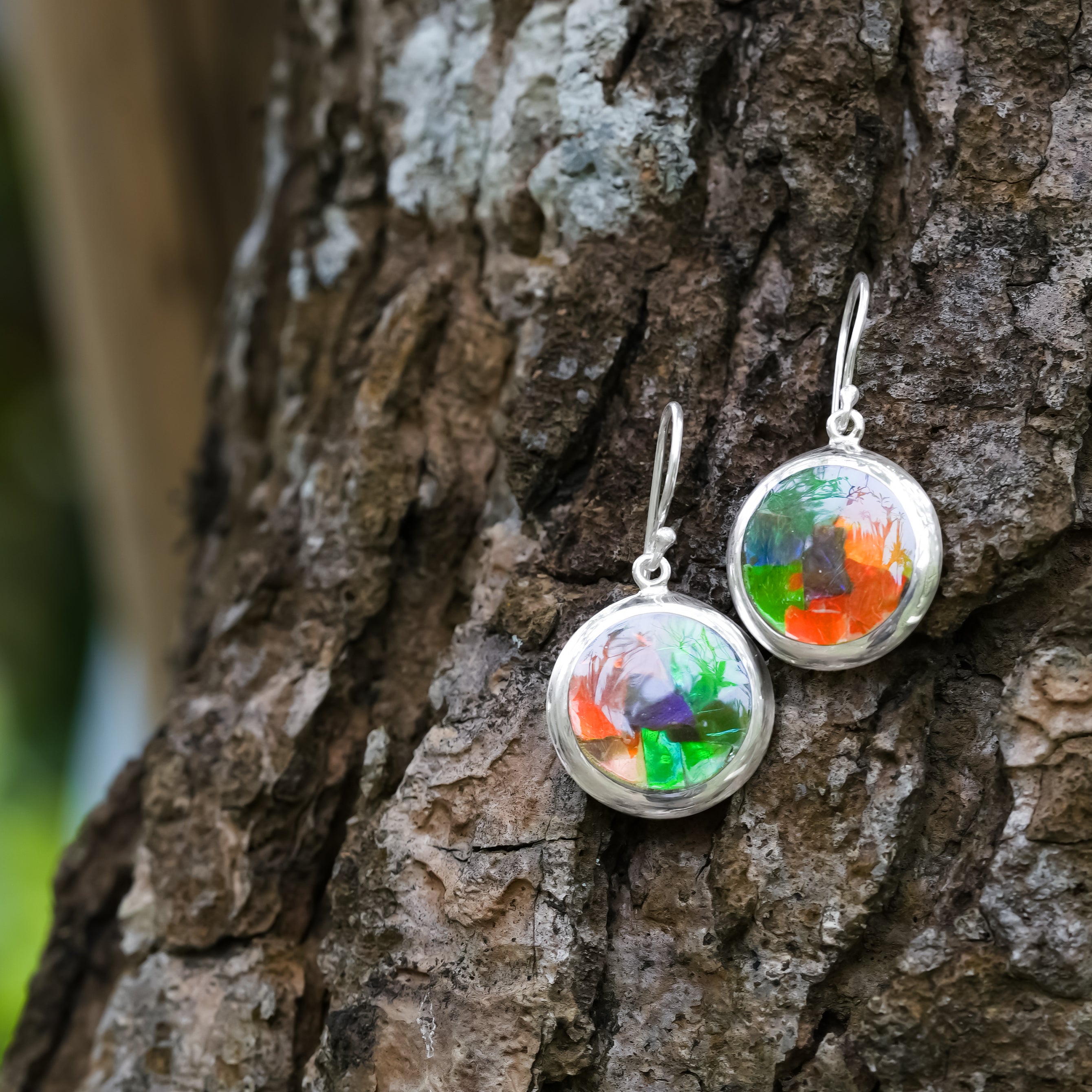 Pendiente estilo medallón con piedras preciosas redondas de 18 mm Starborn en plata de ley - Mediano