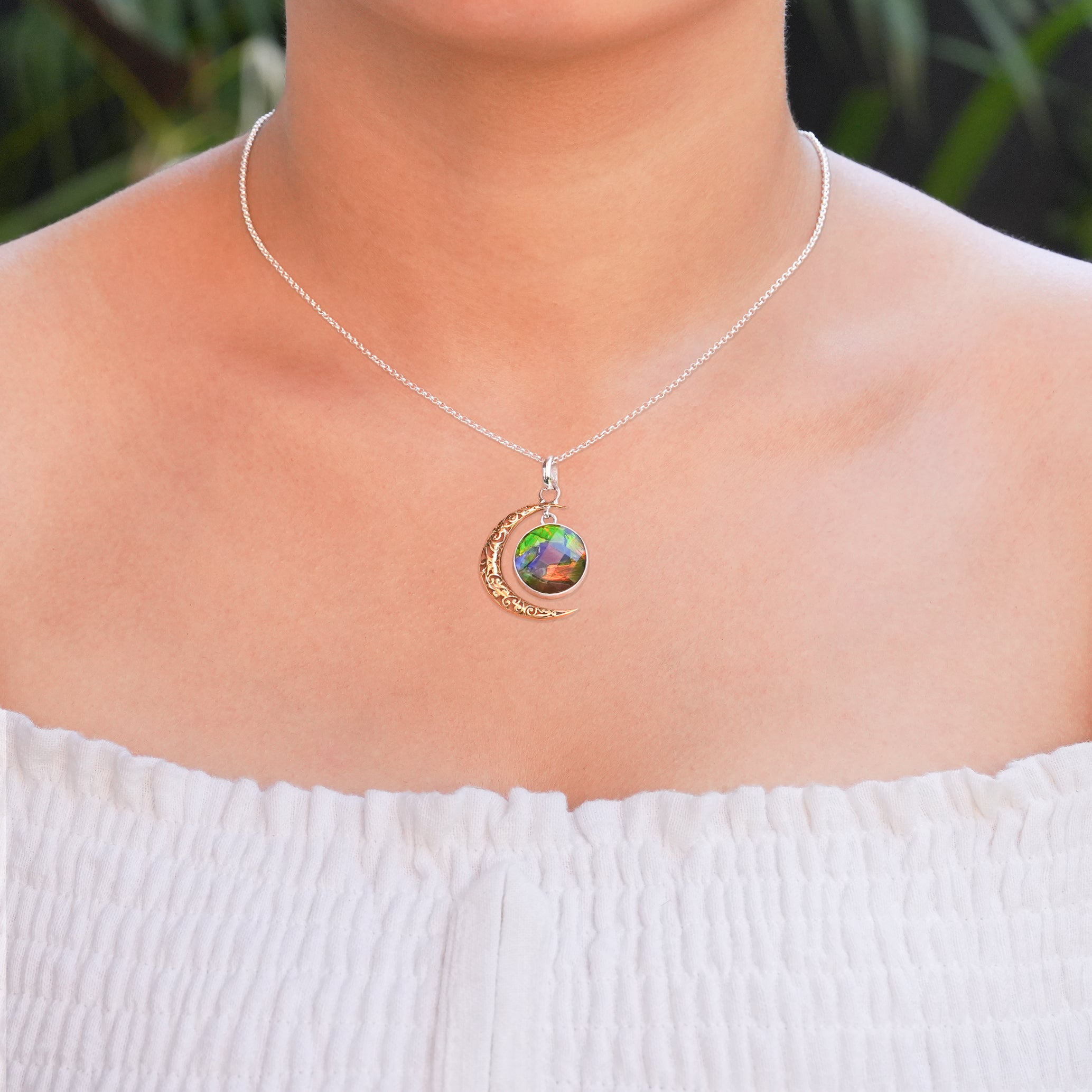 Doblete de ammolita facetada Starborn con colgante decorativo de luna creciente en plata de ley