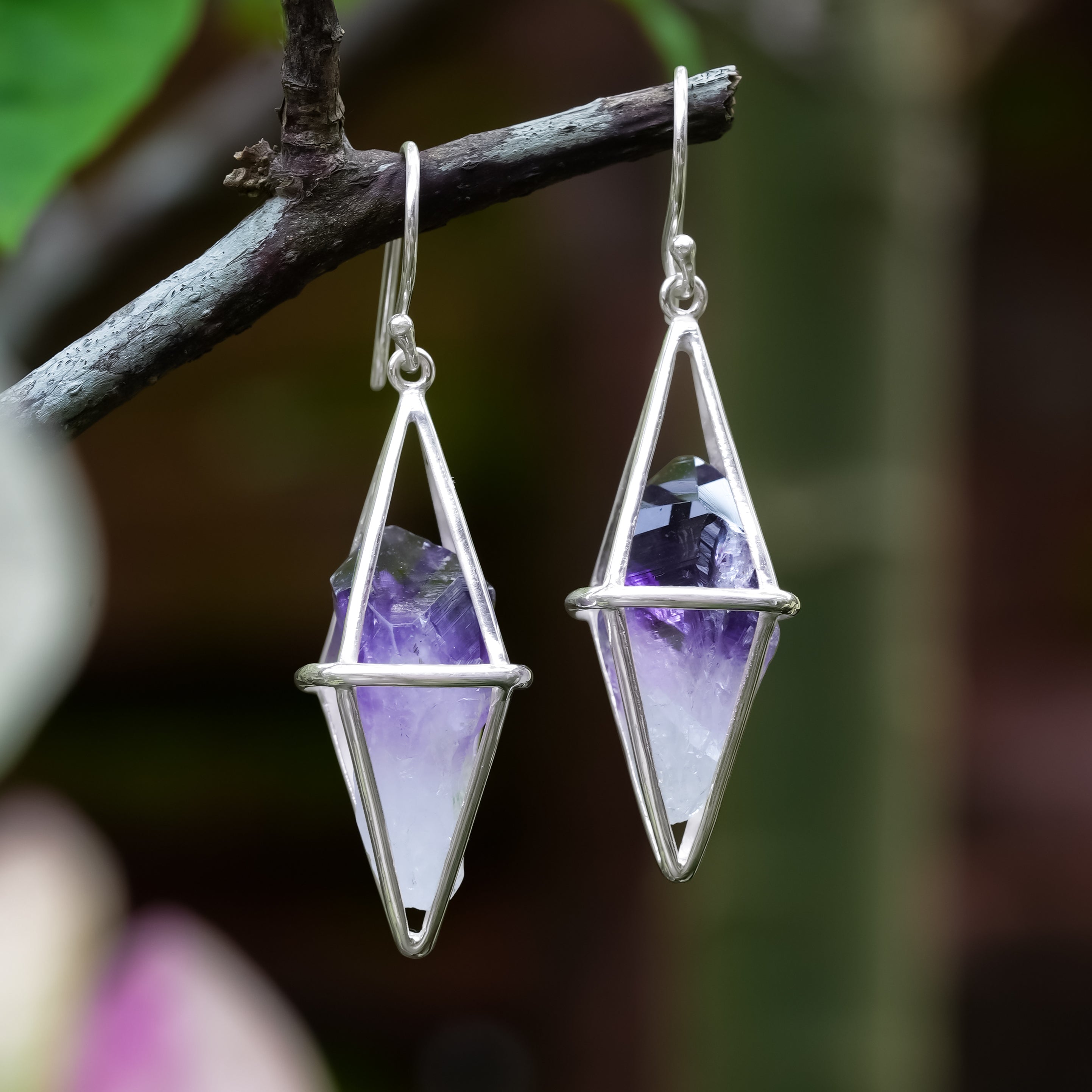 Aretes tipo jaula con llamas de cristal y amatista de Starborn en plata de ley