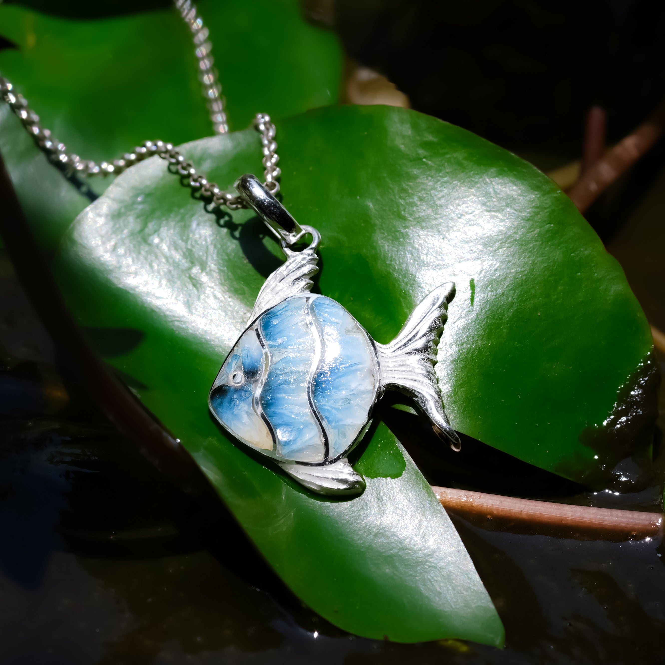 Colgante con forma de pez con incrustaciones de piedras preciosas encantadoras de Starborn en plata de ley