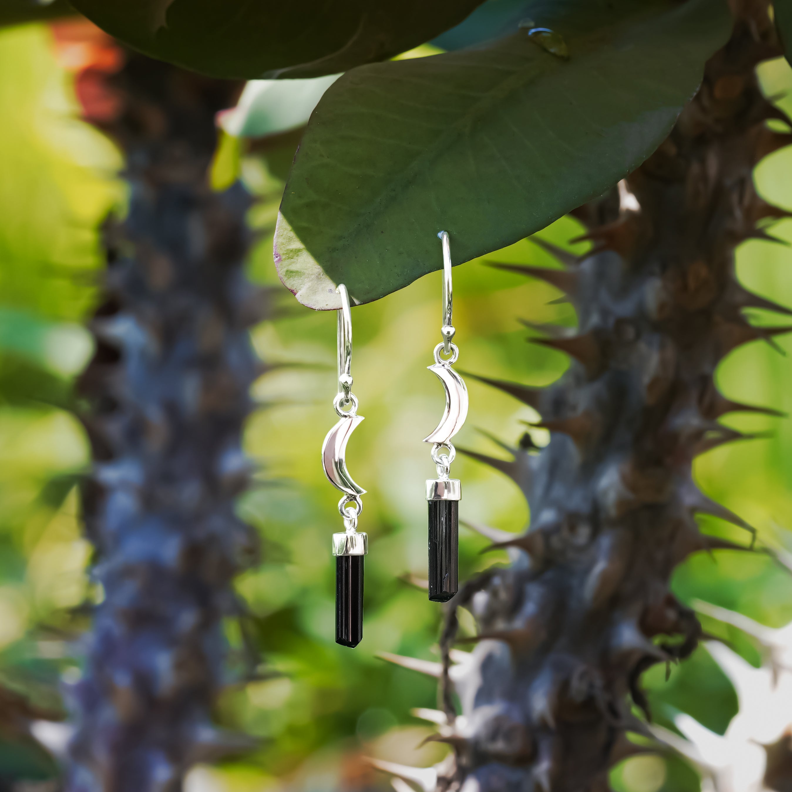 Pendientes colgantes de cristal de turmalina negra con luna creciente de Starborn en plata de ley