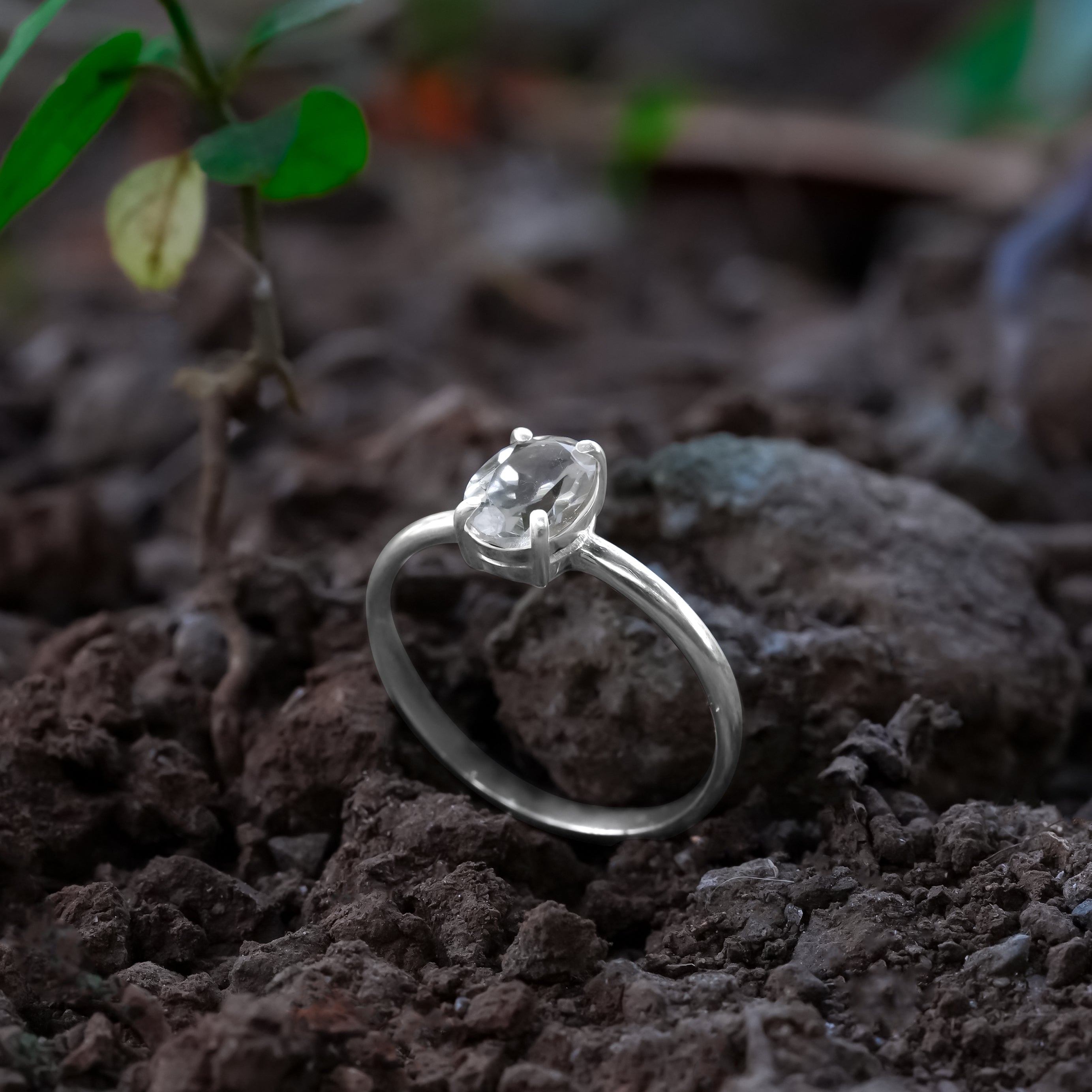 Anillo con punta ovalada facetada de danburita Starborn en plata de ley