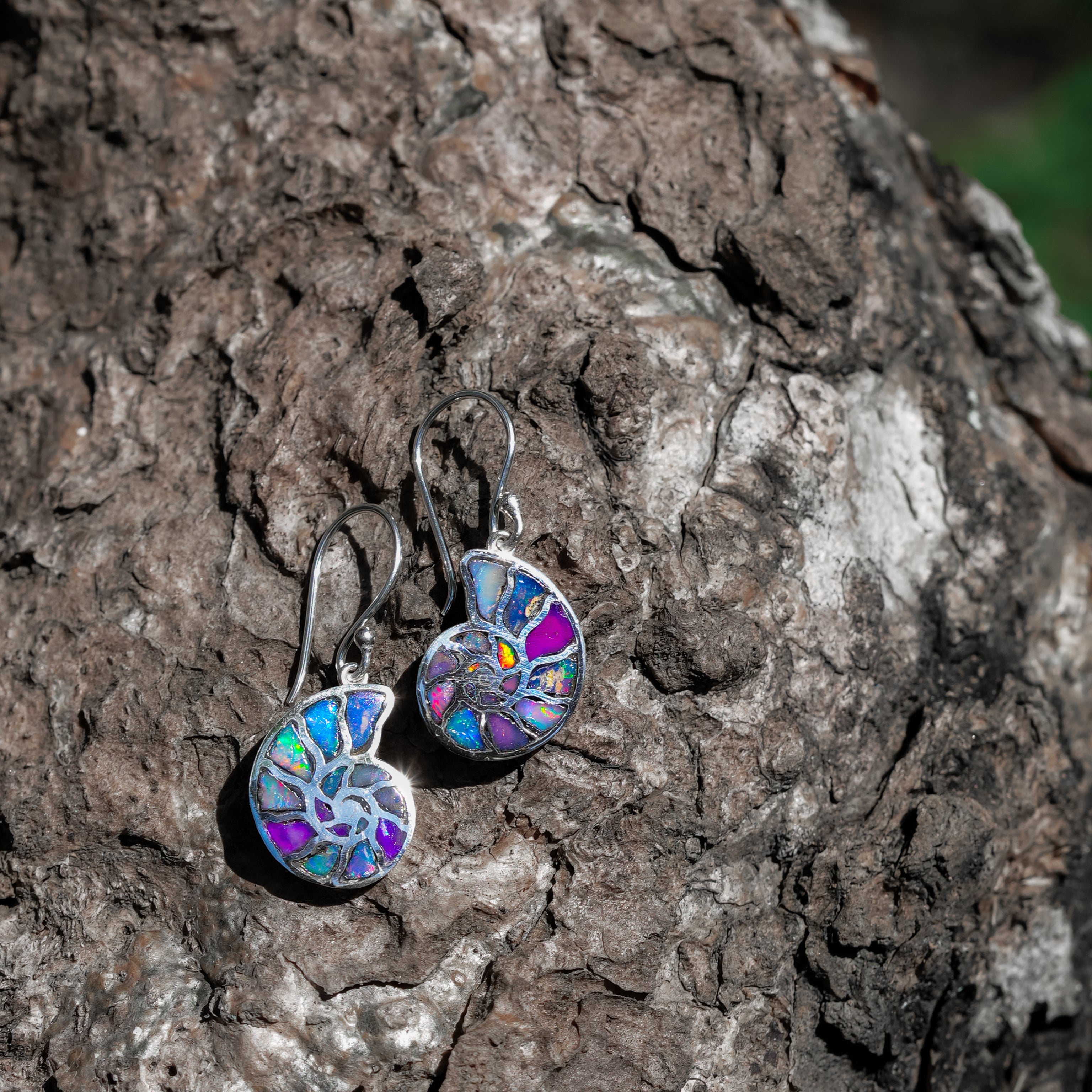 Arete Starborn Nautilus amonita con incrustaciones de piedras preciosas en plata de ley - Extra pequeño