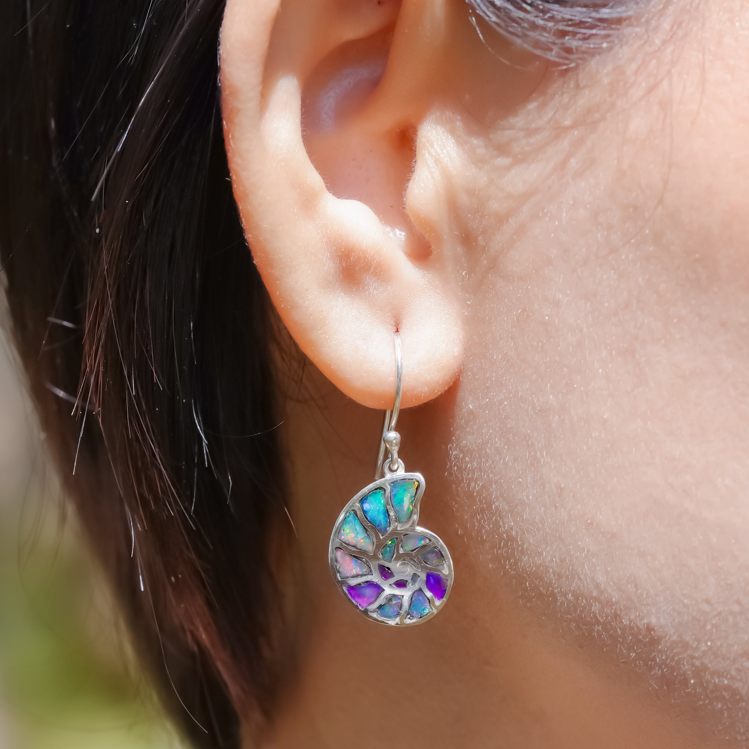 Arete Starborn Nautilus amonita con incrustaciones de piedras preciosas en plata de ley - Extra pequeño
