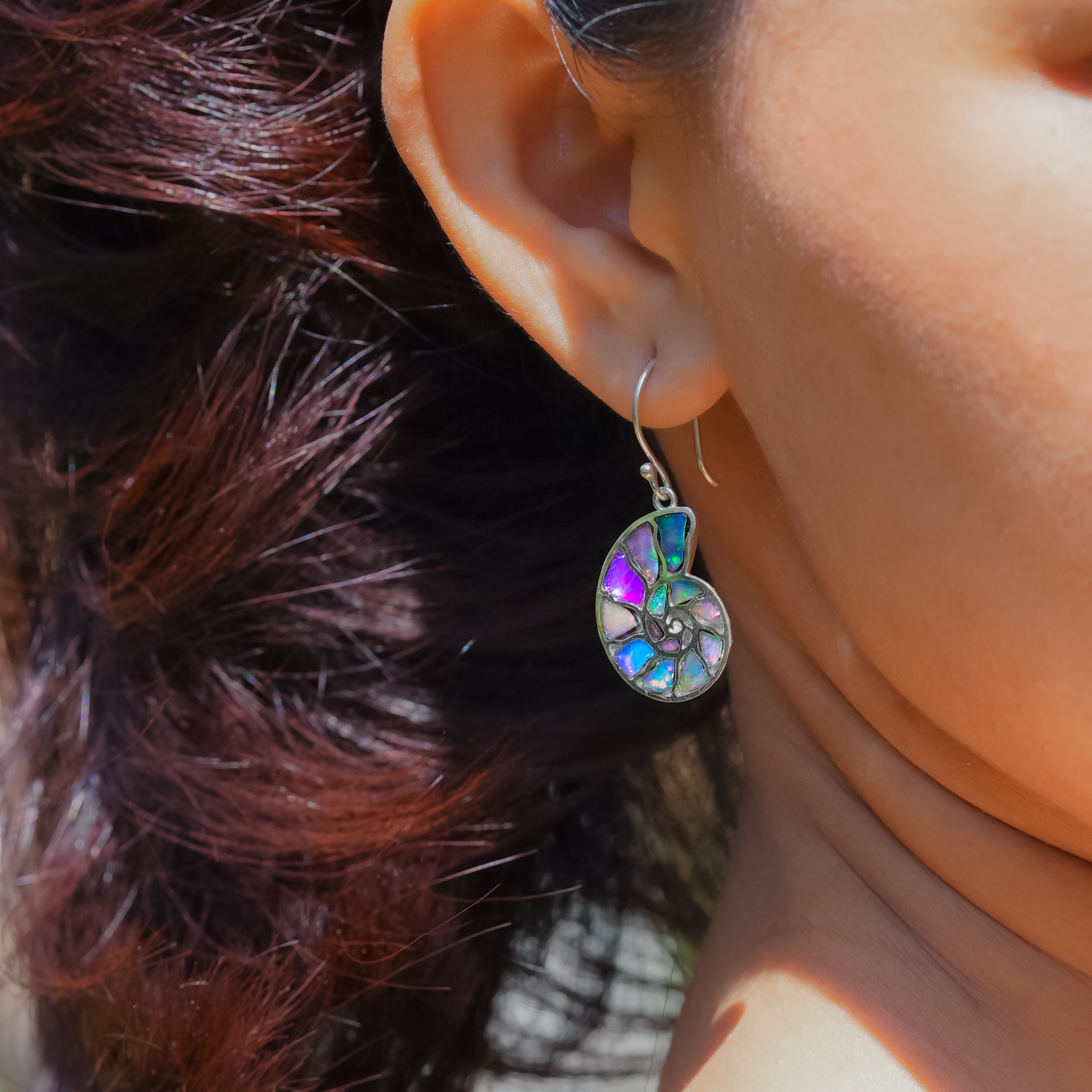 Arete Starborn Nautilus amonita con incrustaciones de piedras preciosas en plata de ley (pequeño)