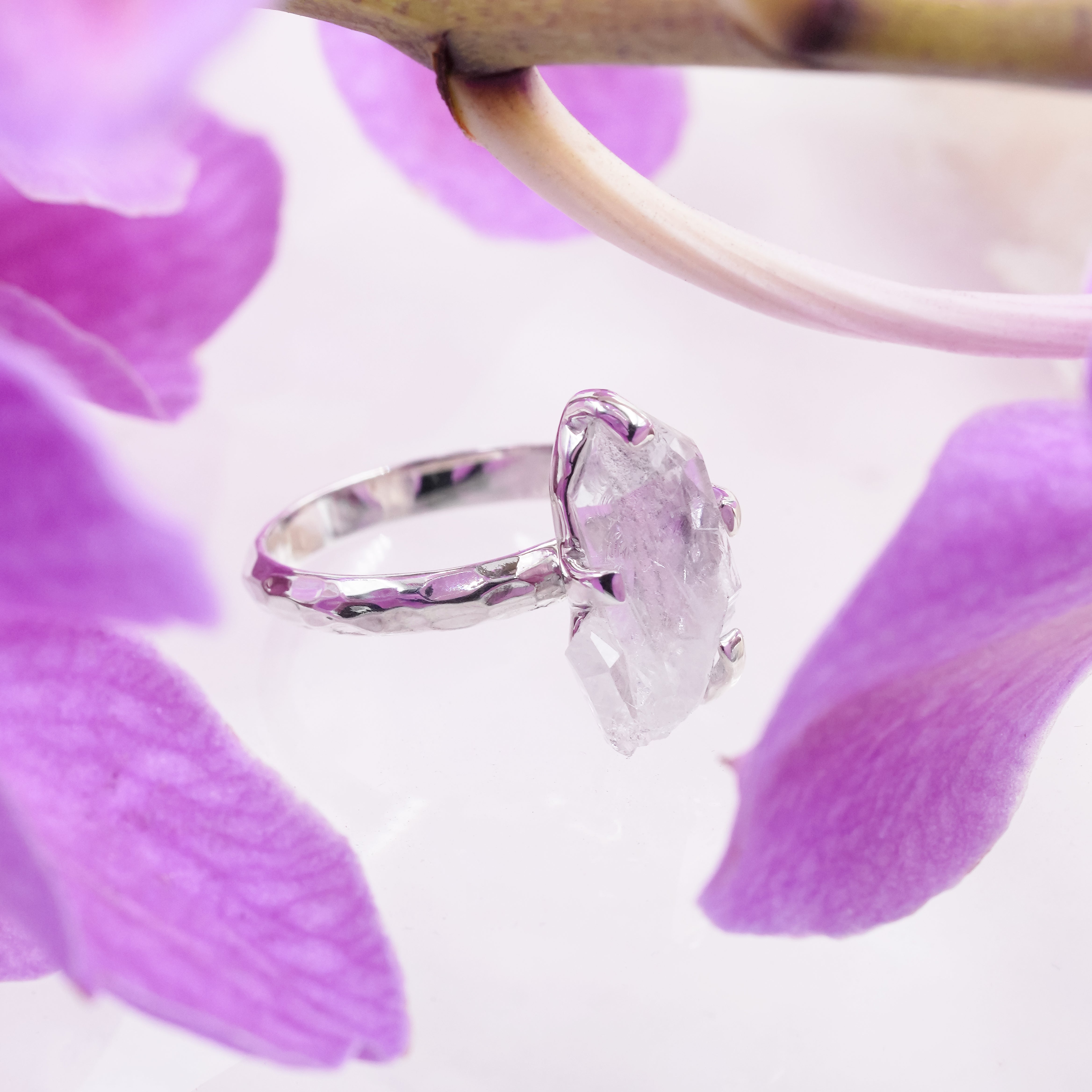 Anillo con engarce de puntas de cuarzo desvanecido Starborn en plata de ley