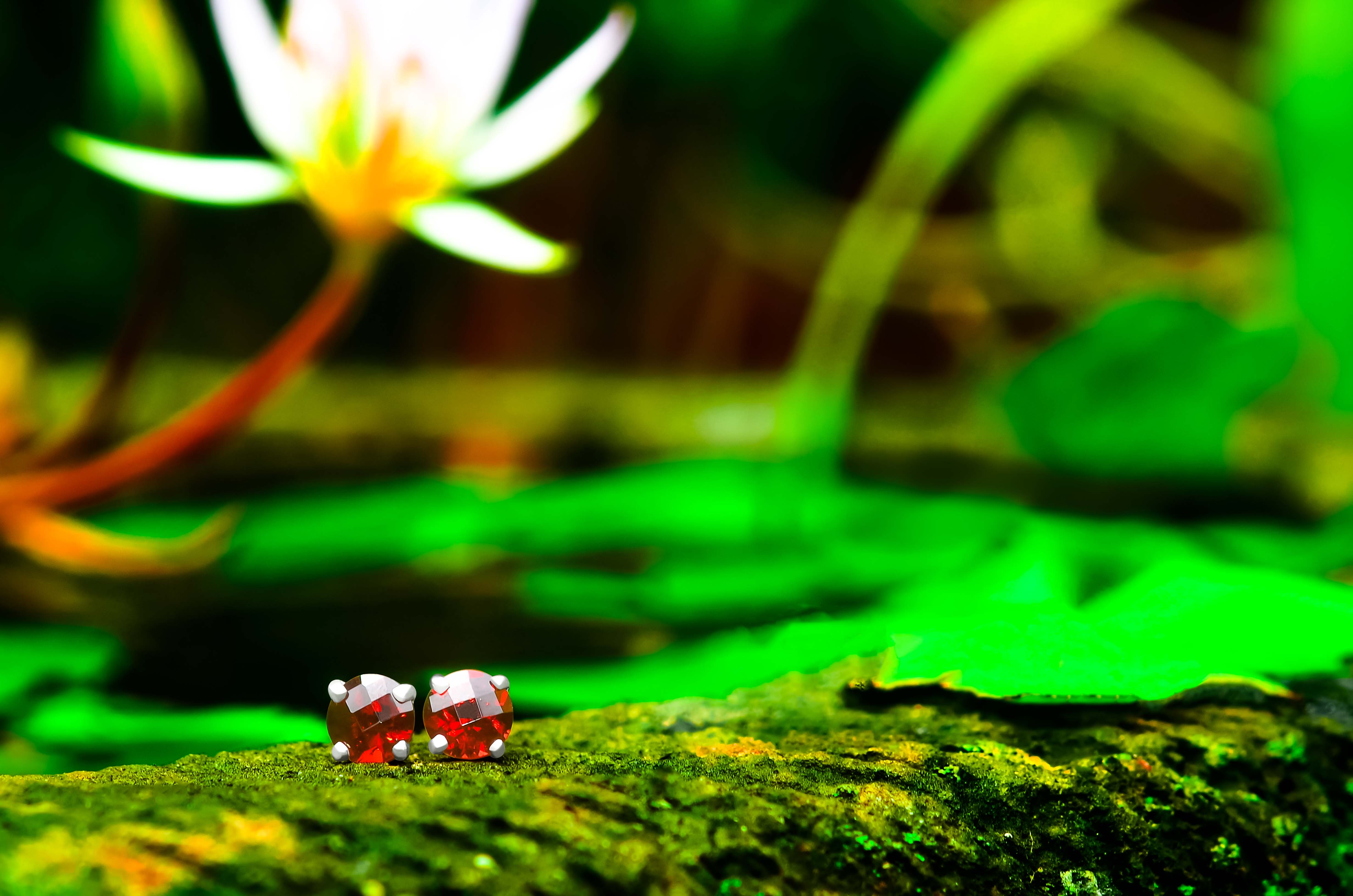 Aretes con forma de poste redondo facetado de 6 mm con granate Starborn en plata de ley