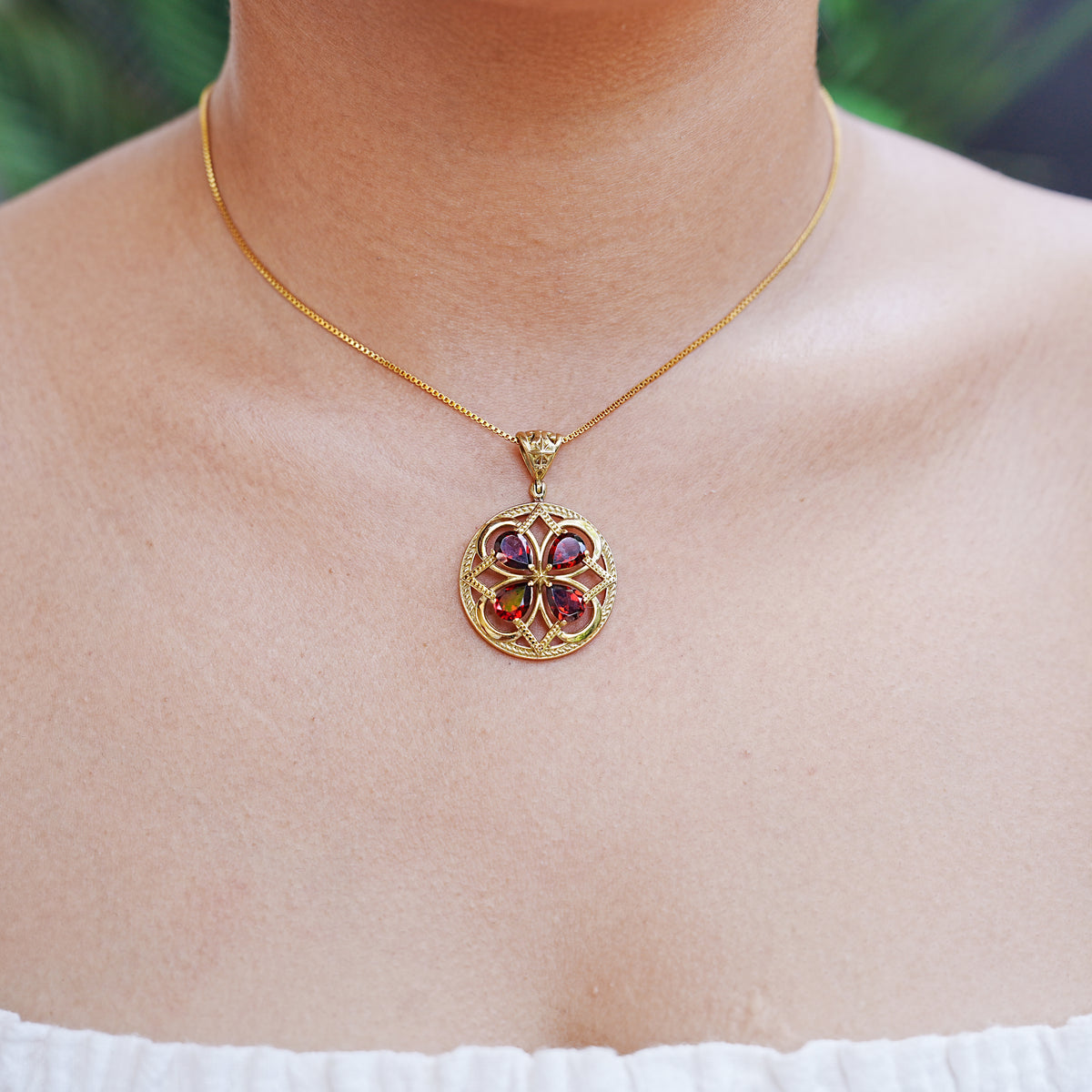Starborn Garnet Four Leaf Clover Pendant in Nordic Gold
