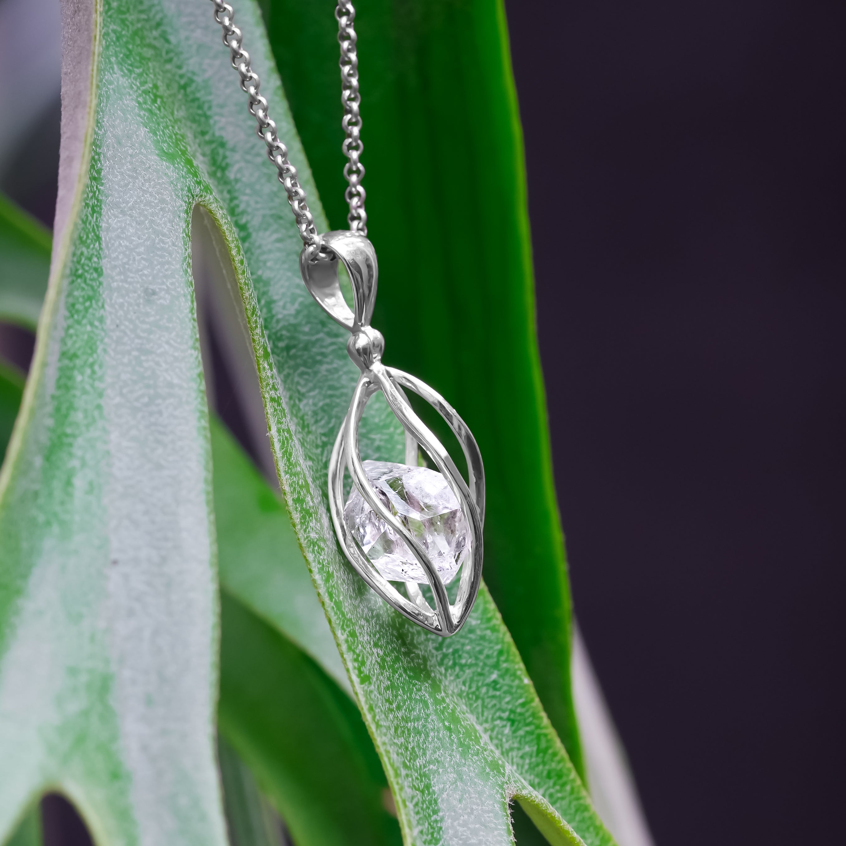 Pendientes enjaulados con forma de gota de cristal de cuarzo y diamantes Herkimer de Starborn en plata de ley