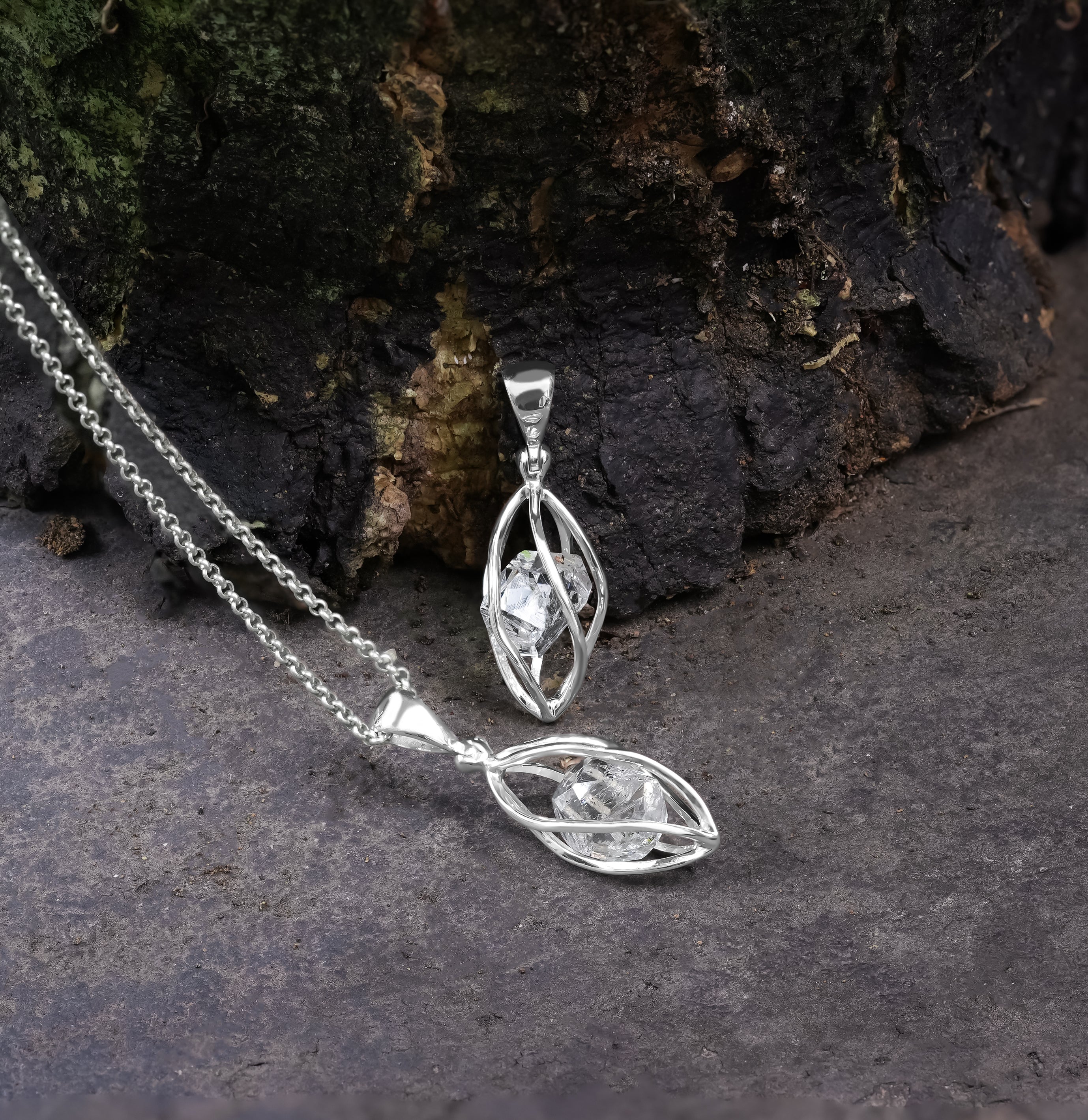 Pendientes enjaulados con forma de gota de cristal de cuarzo y diamantes Herkimer de Starborn en plata de ley