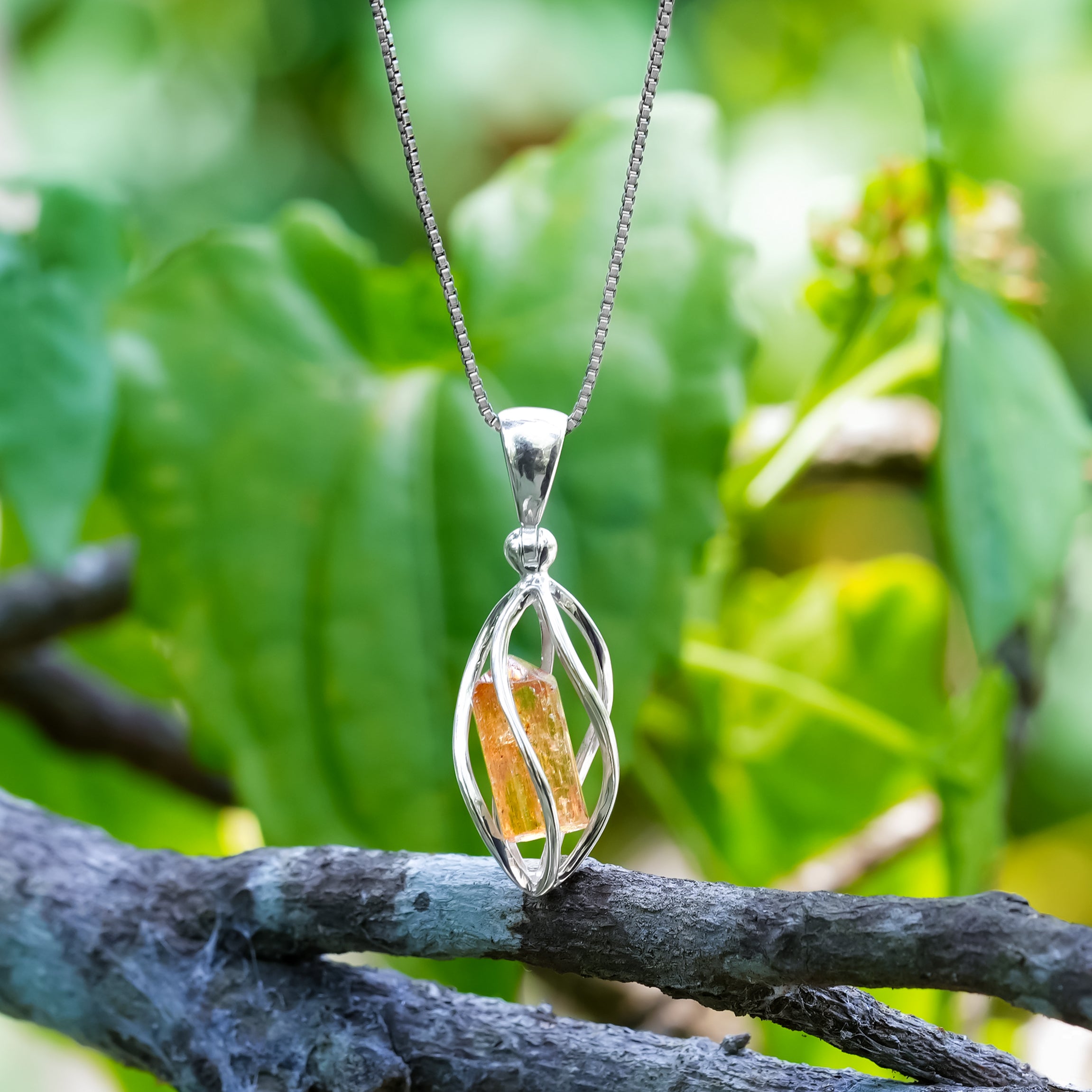 Colgante tipo jaula en espiral con cristal de topacio imperial Starborn en plata de ley