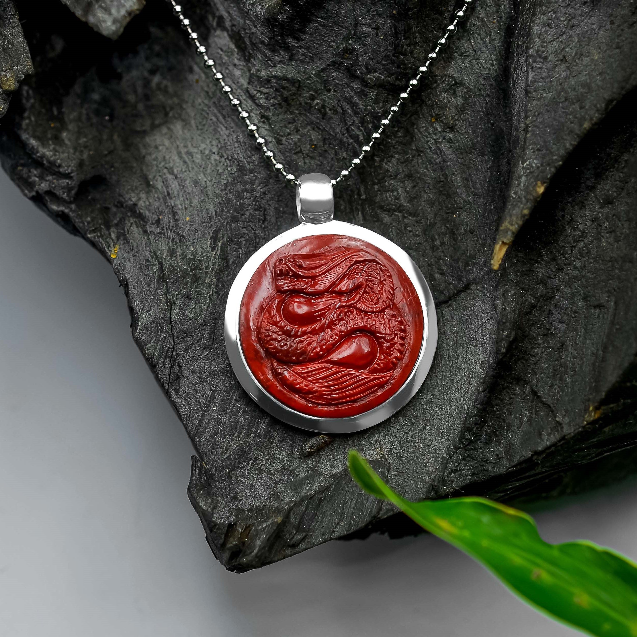 Starborn Edelsteinanhänger im Drachenmedaillon-Stil aus Sterlingsilber