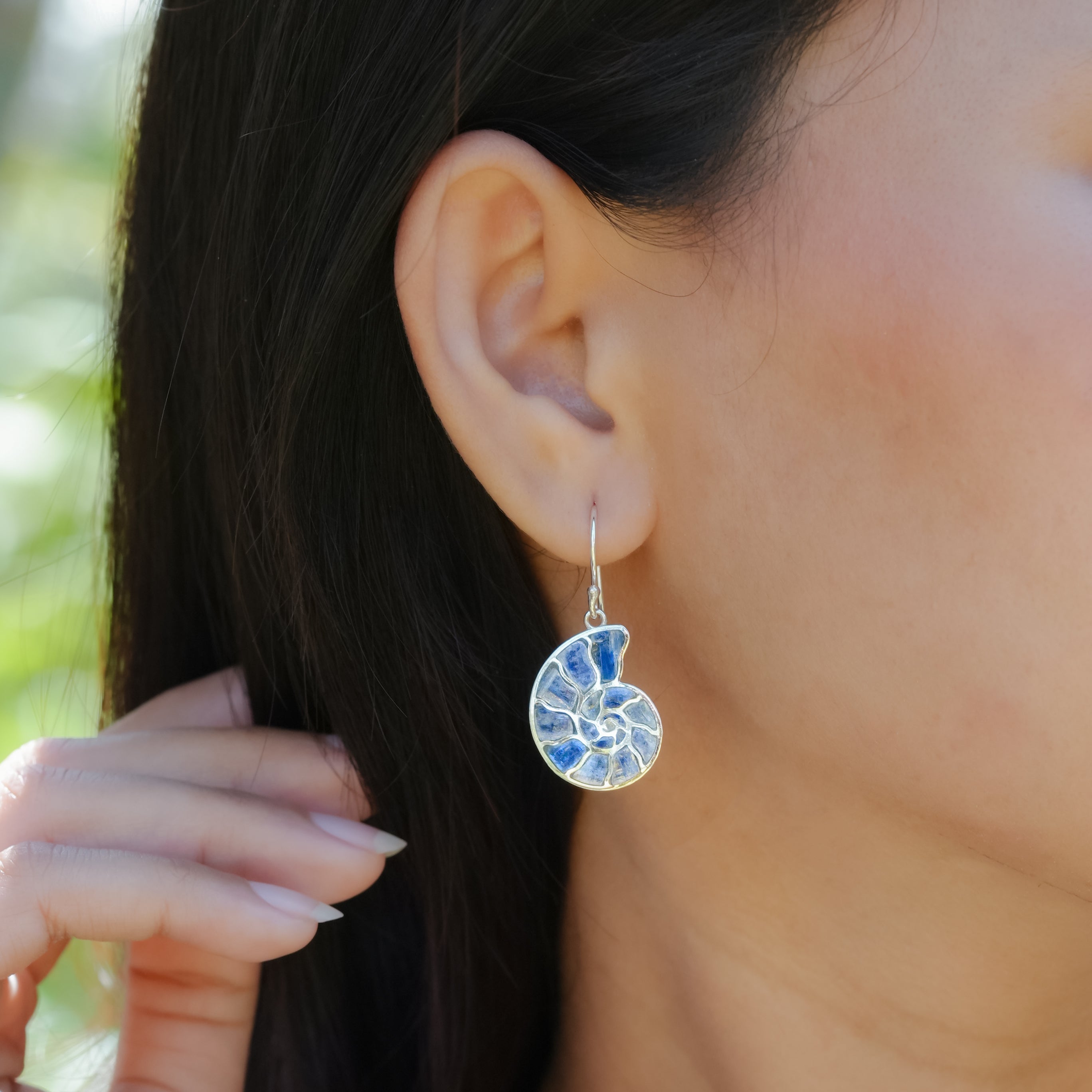 Arete Starborn Nautilus amonita con incrustaciones de piedras preciosas en plata de ley (pequeño)