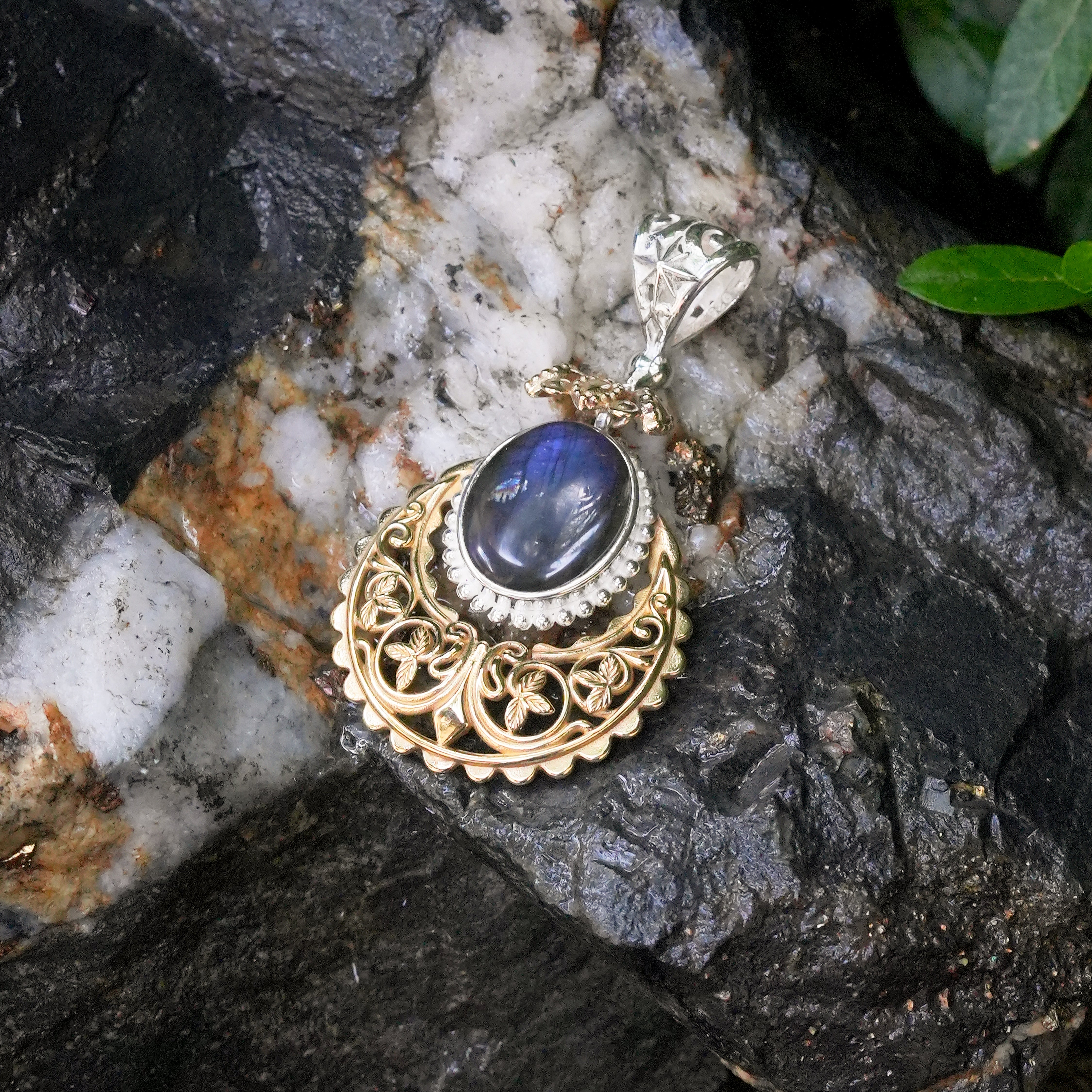 Starborn Labradorite Floral Filigree Scrollwork Pendant in Sterling Silver & Nordic Gold