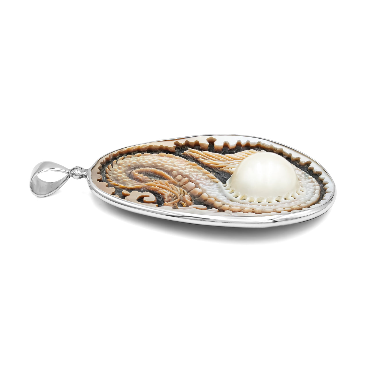 Colgante tallado a mano con forma de dragón de perla Mabe ovalada tallada a mano en plata de ley