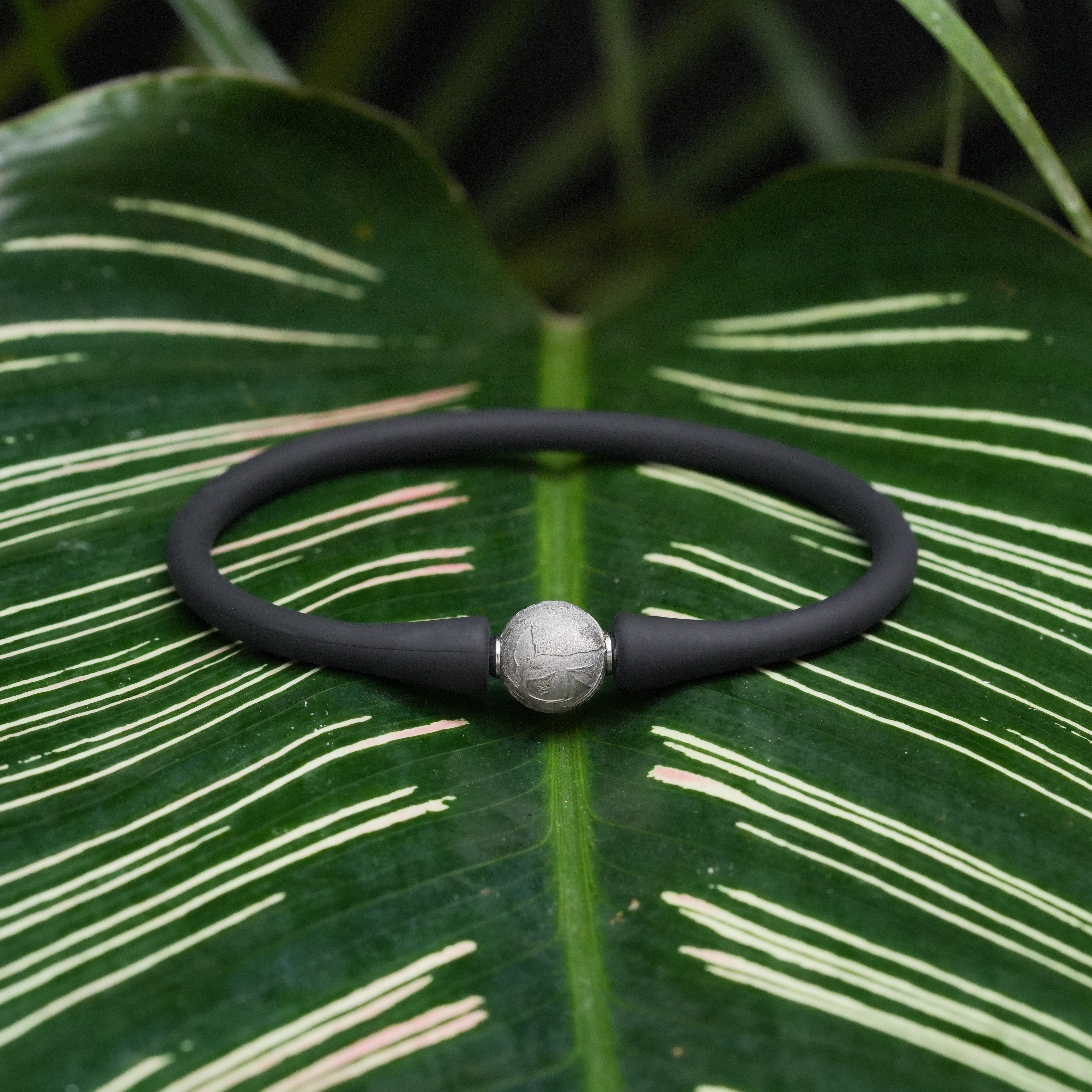 Starborn Aletai Eisenmeteorit 10mm Kugelperle auf Silikonarmband