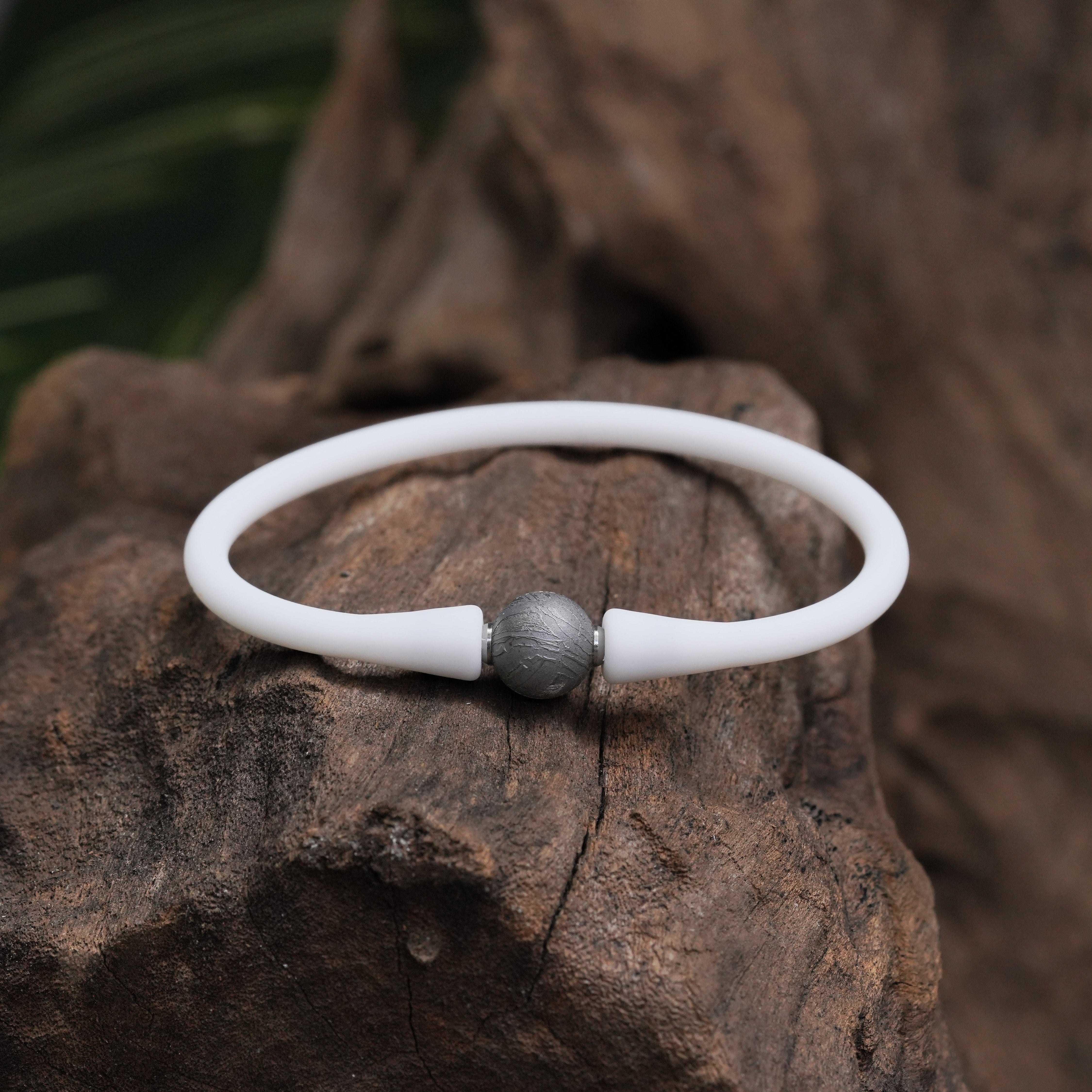 Starborn Aletai Eisenmeteorit 10mm Kugelperle auf Silikonarmband
