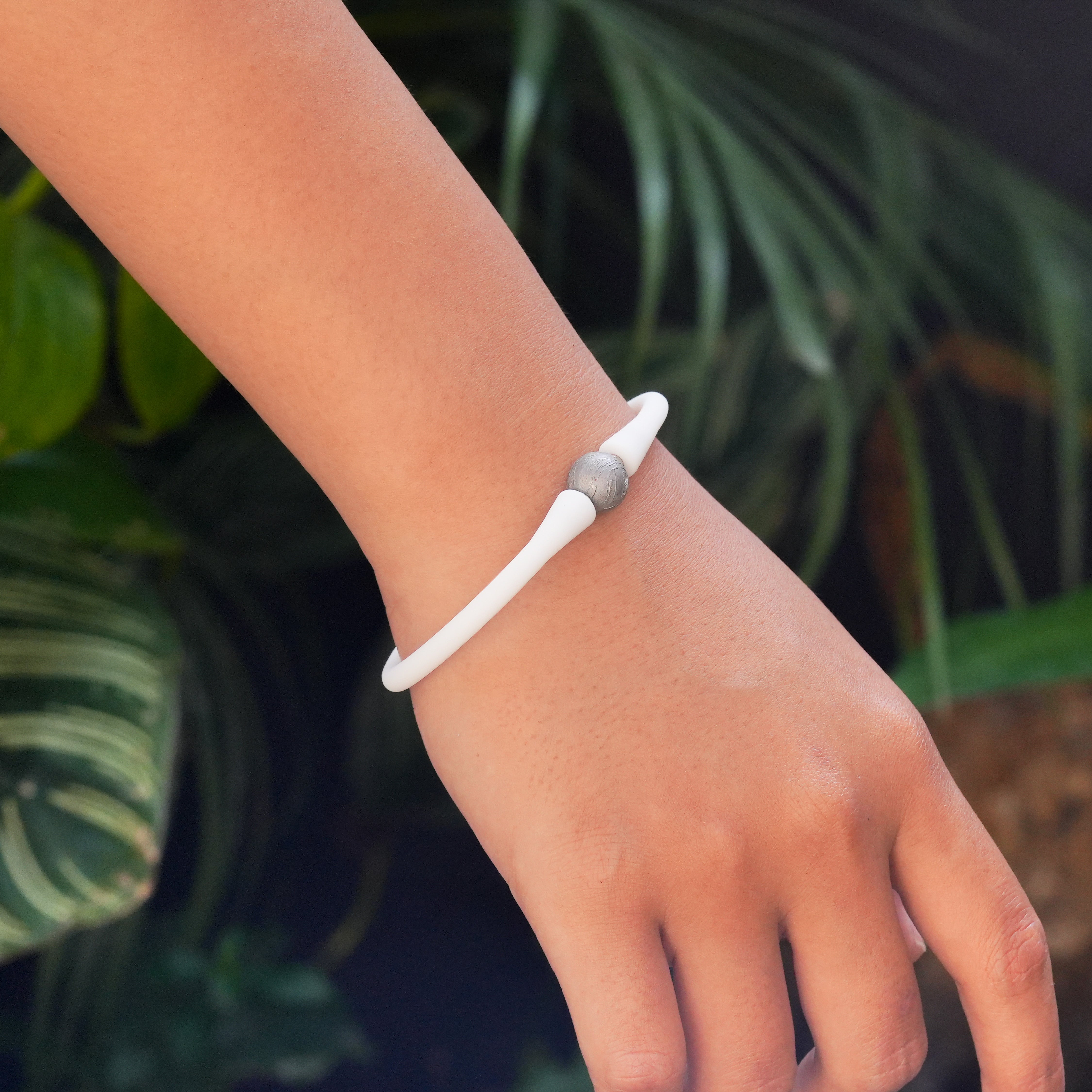 Starborn Aletai Eisenmeteorit 10mm Kugelperle auf Silikonarmband