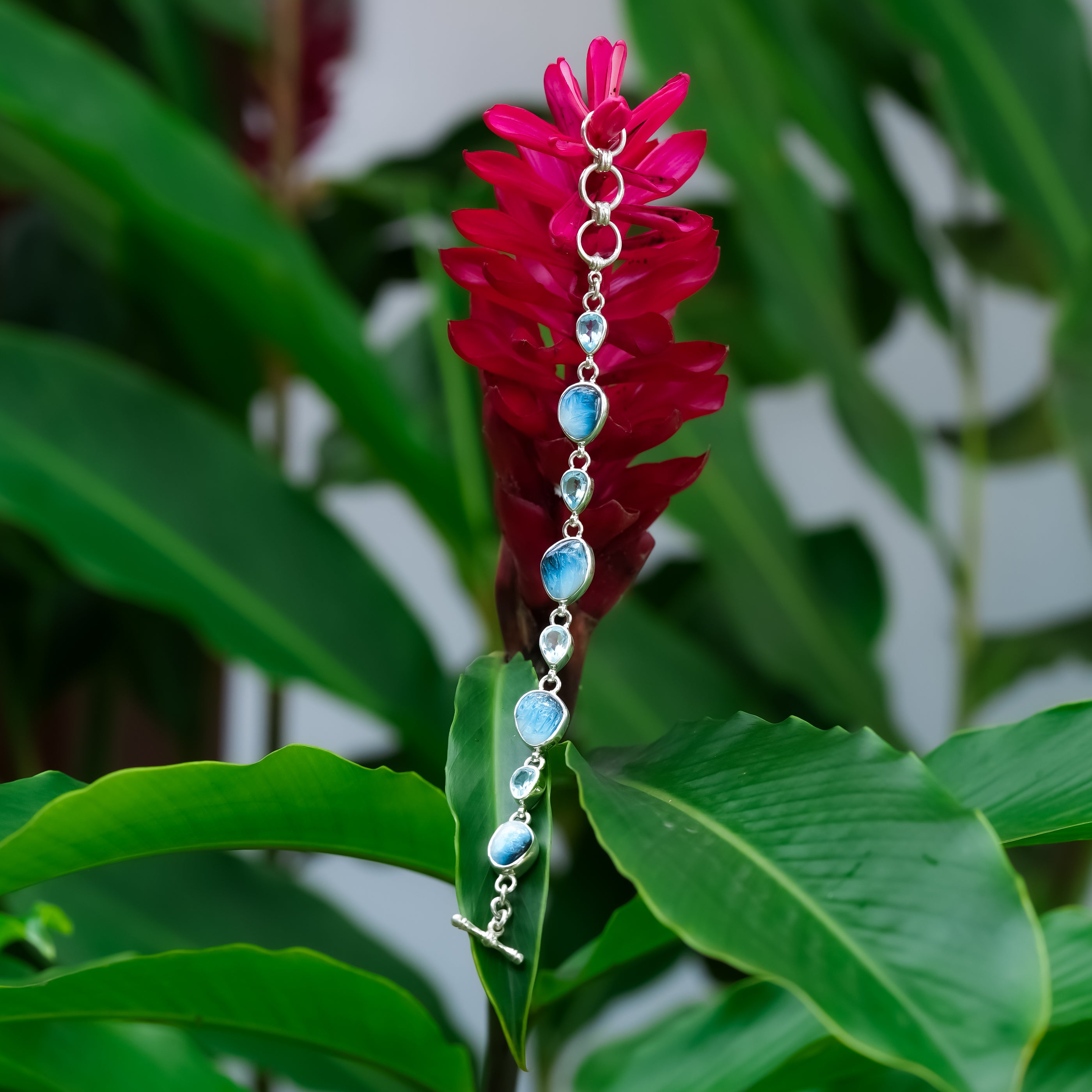 Brazalete Starborn de glacierita de hielo azul y topacio azul en plata de ley