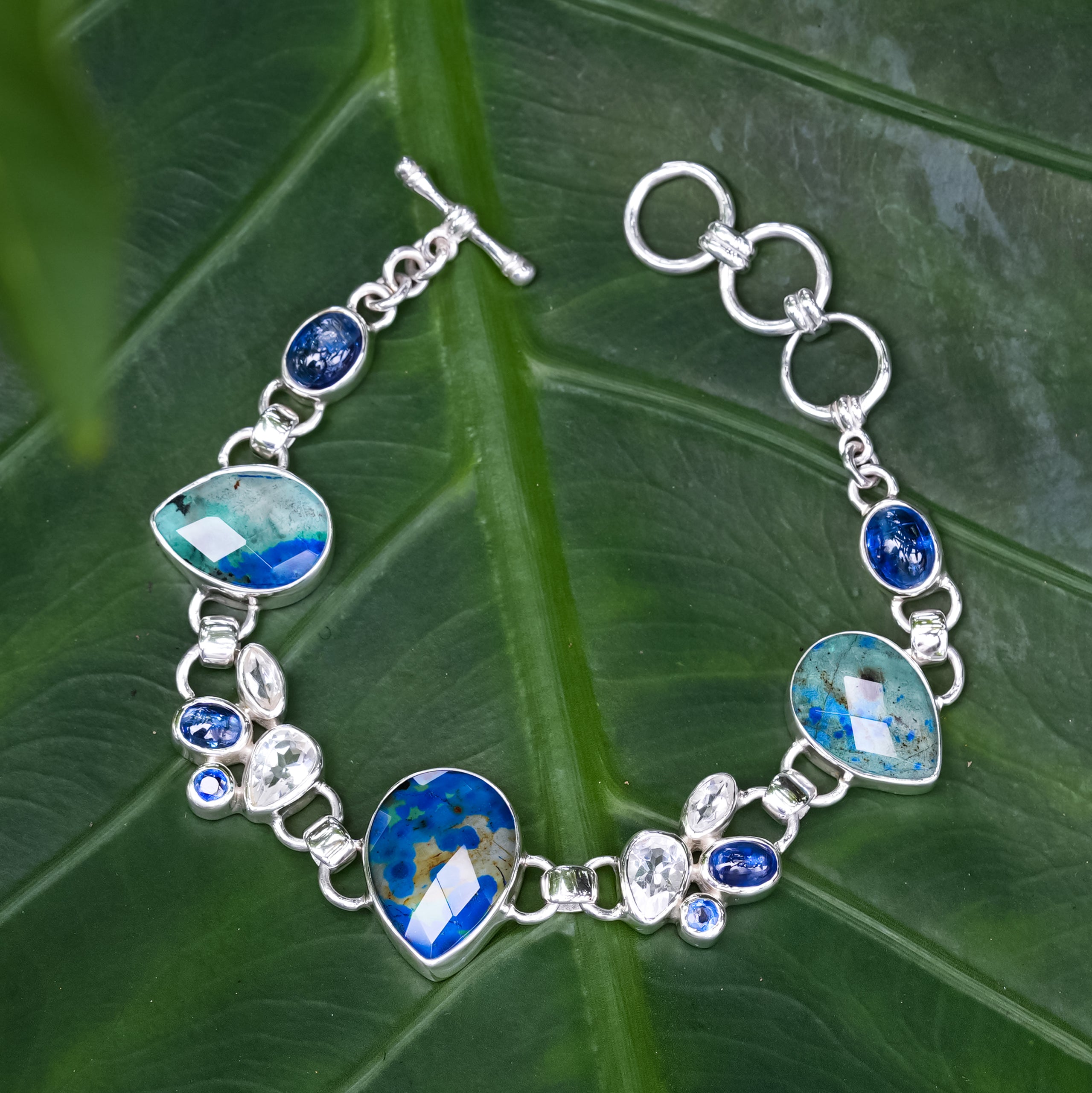 Brazalete Straborn de malaquita azurita, cianita y topacio blanco en plata de ley