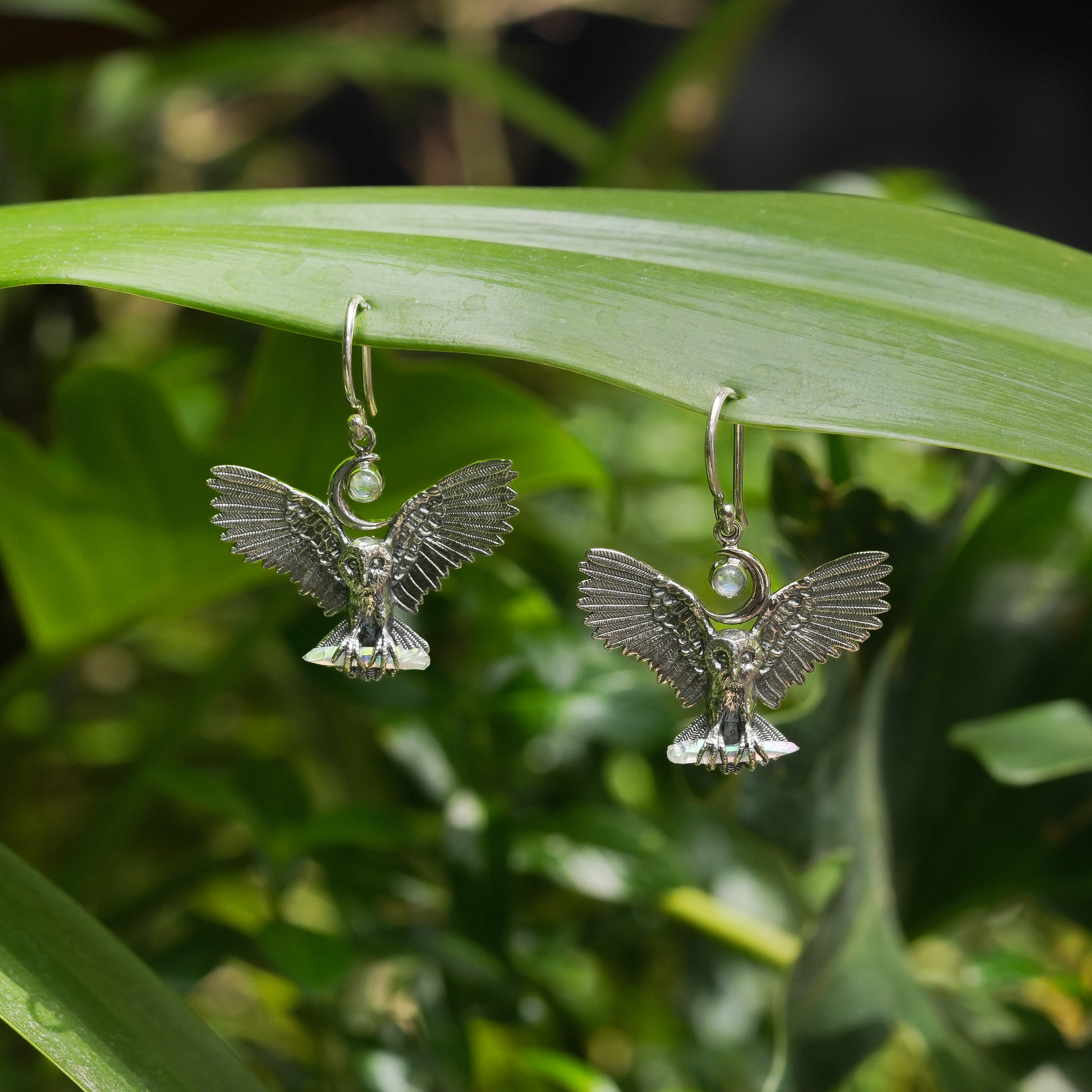 Pendientes colgantes de búho de plata de ley con cristal de cuarzo y piedra lunar arcoíris con aura de ángel de Starborn