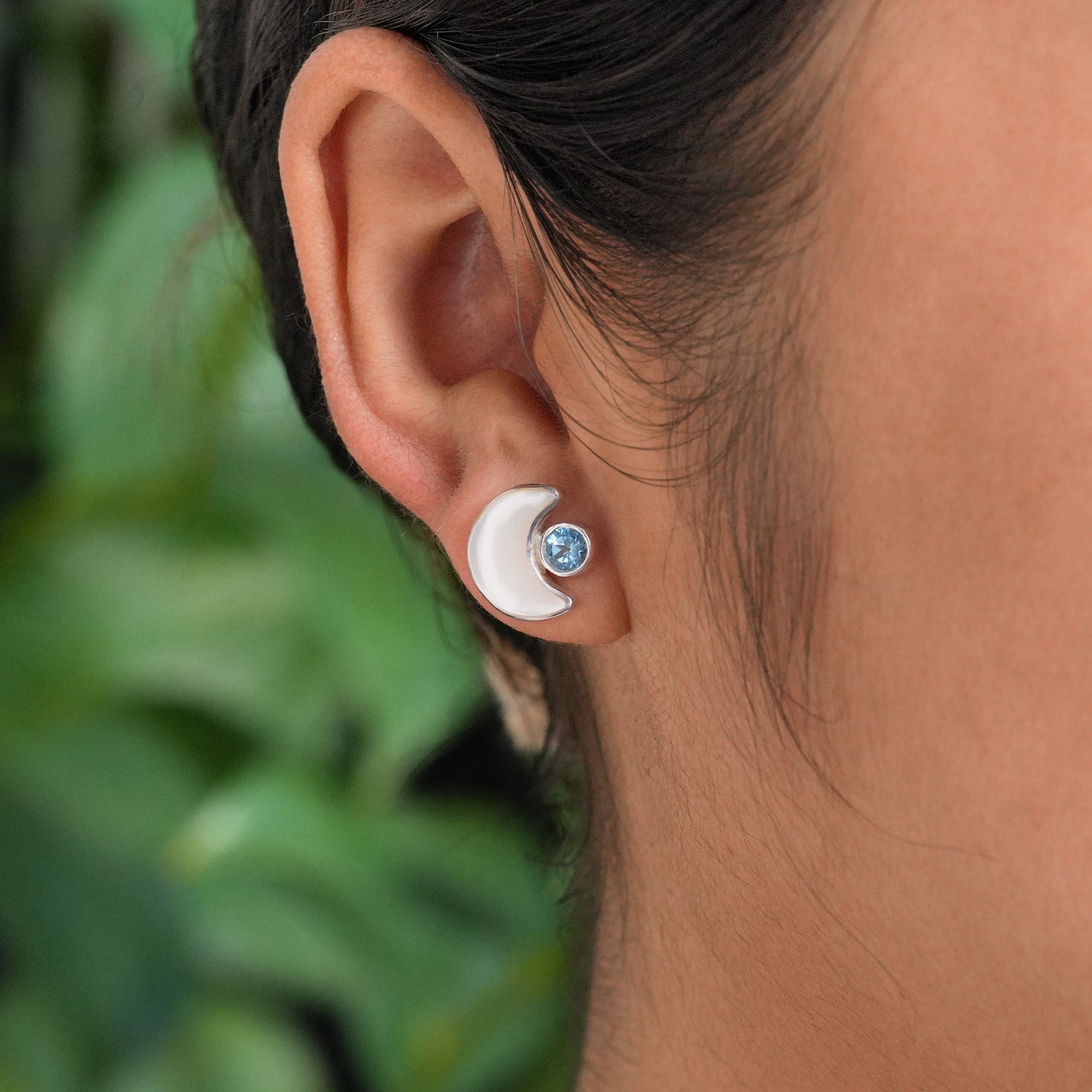 Starborn Perlmutt-Halbmond-Ohrstecker mit blauem Topas-Akzent aus Sterlingsilber