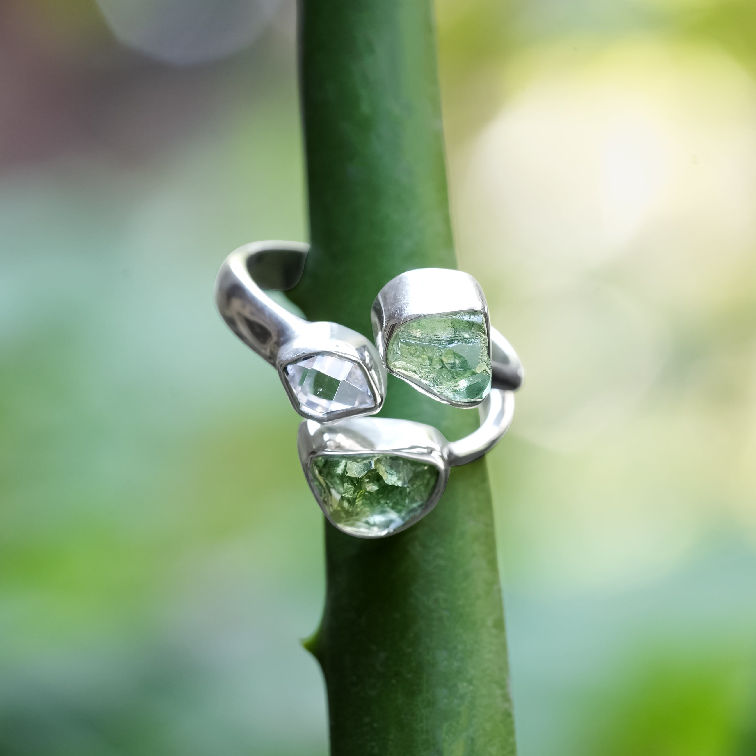 Anillo Starborn de moldavita y diamantes Herkimer en plata de ley
