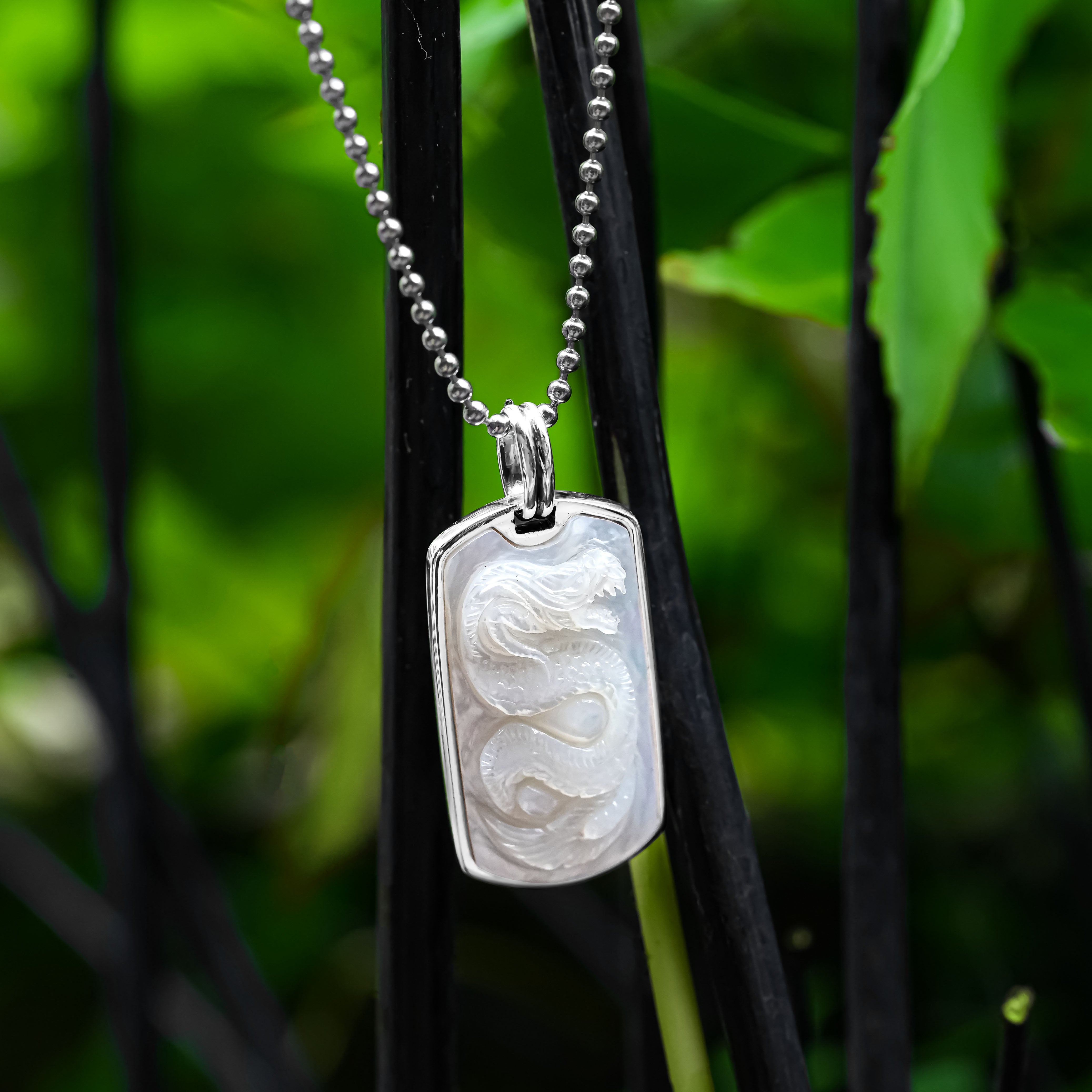 Starborn Anhänger im Dog-Tag-Stil aus geschnitztem Perlmutt in Sterlingsilber