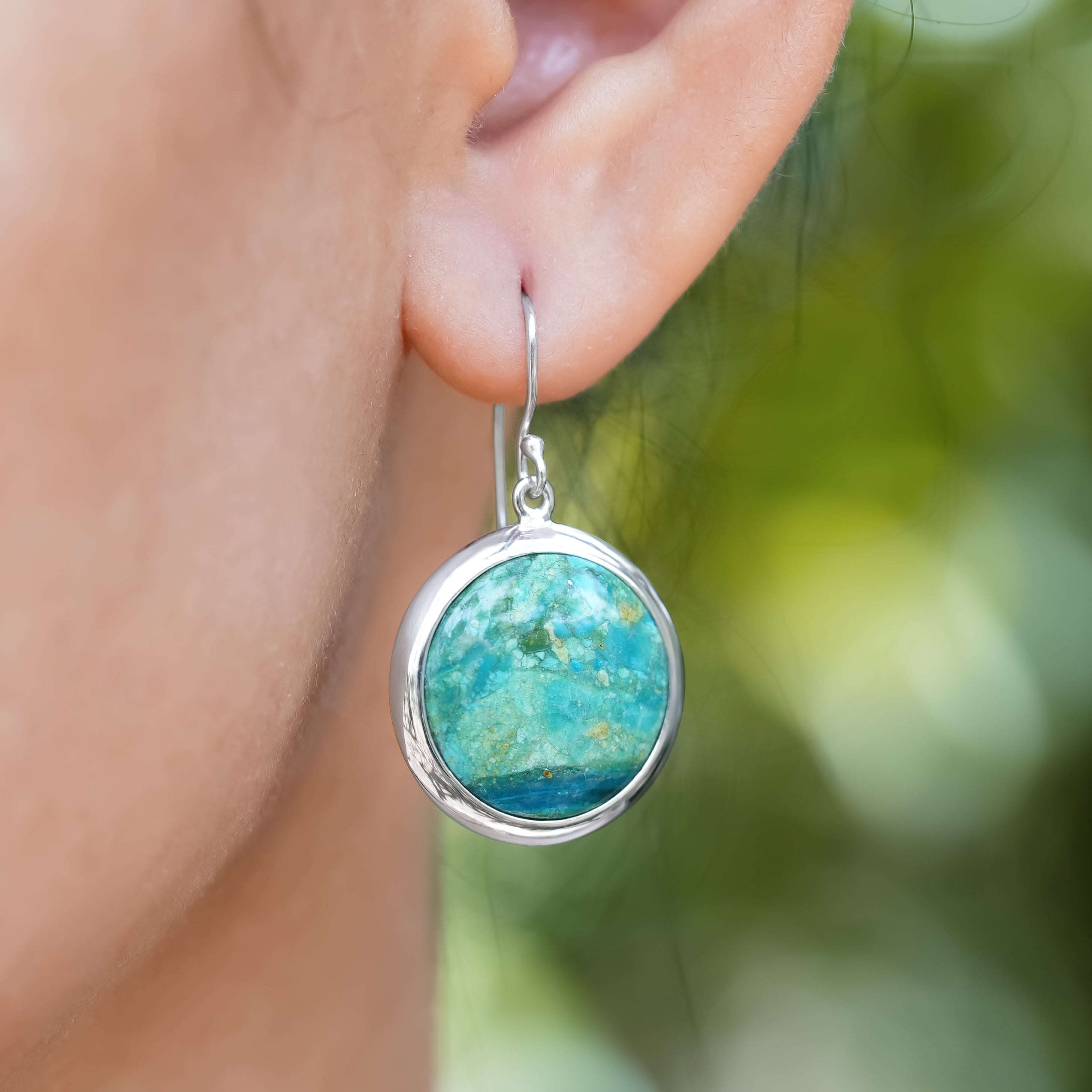 Pendiente estilo medallón con piedras preciosas redondas de 18 mm Starborn en plata de ley - Mediano