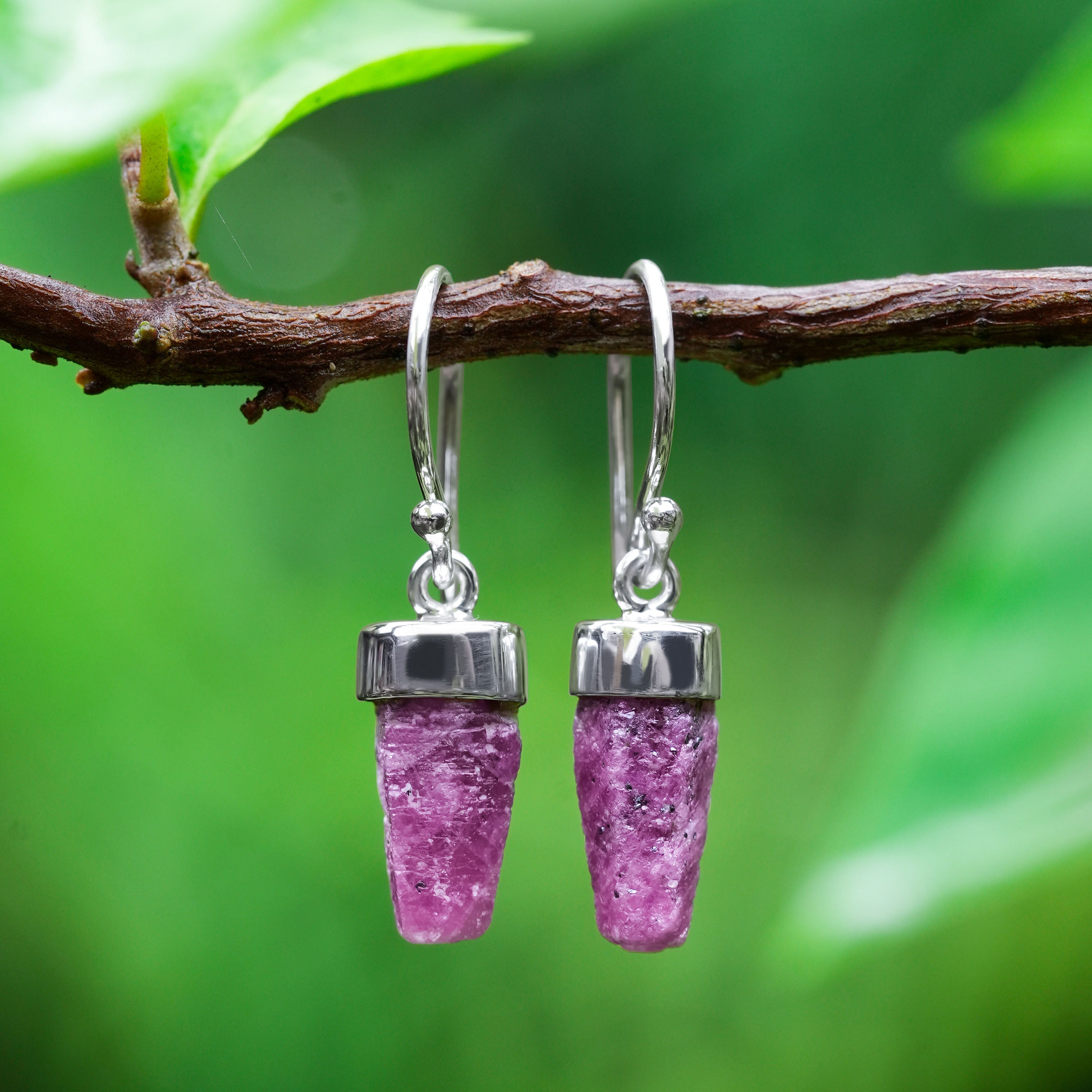 Aretes con forma de capuchón de cristal de rubí Starborn en plata de ley