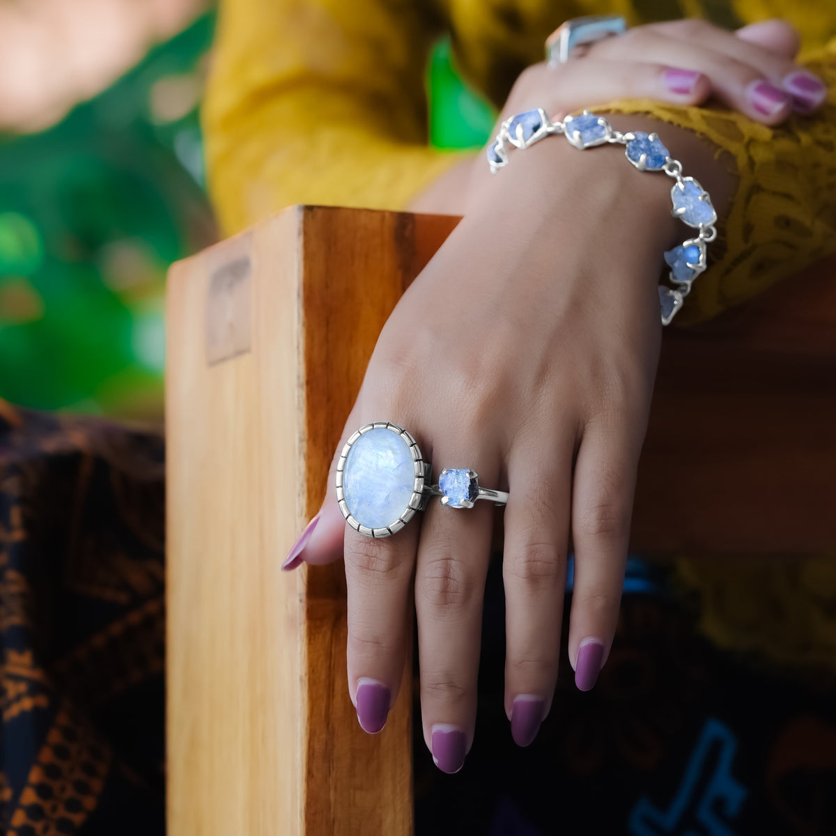 Anillo Starborn de plata de ley con piedra lunar arcoíris engastada en bisel
