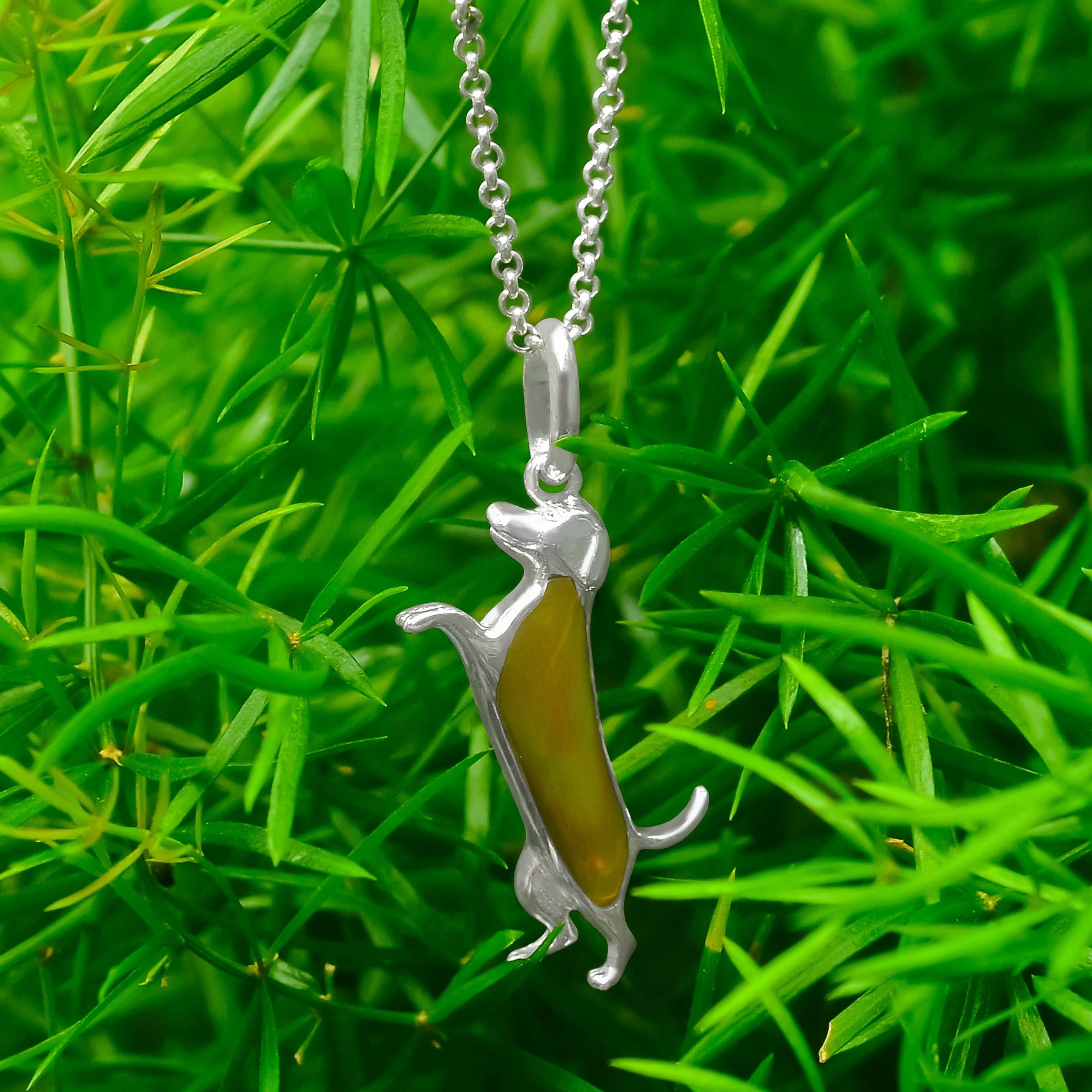 Colgante con silueta de perro Starborn en plata de ley