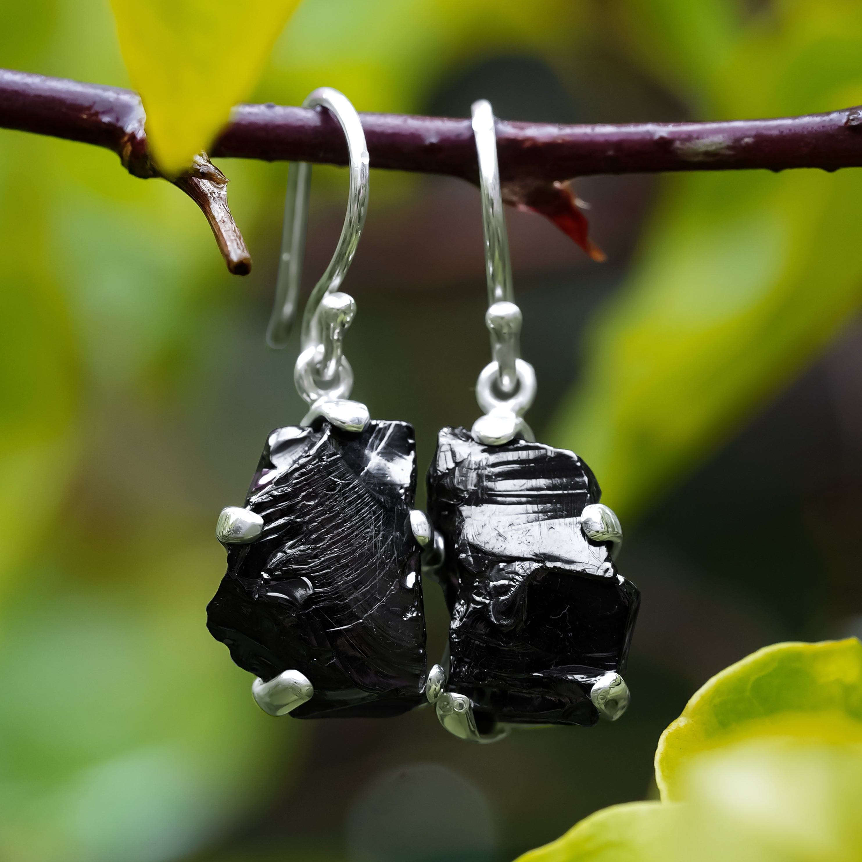 Aretes colgantes de shungita Rough Elite de Starborn en plata de ley