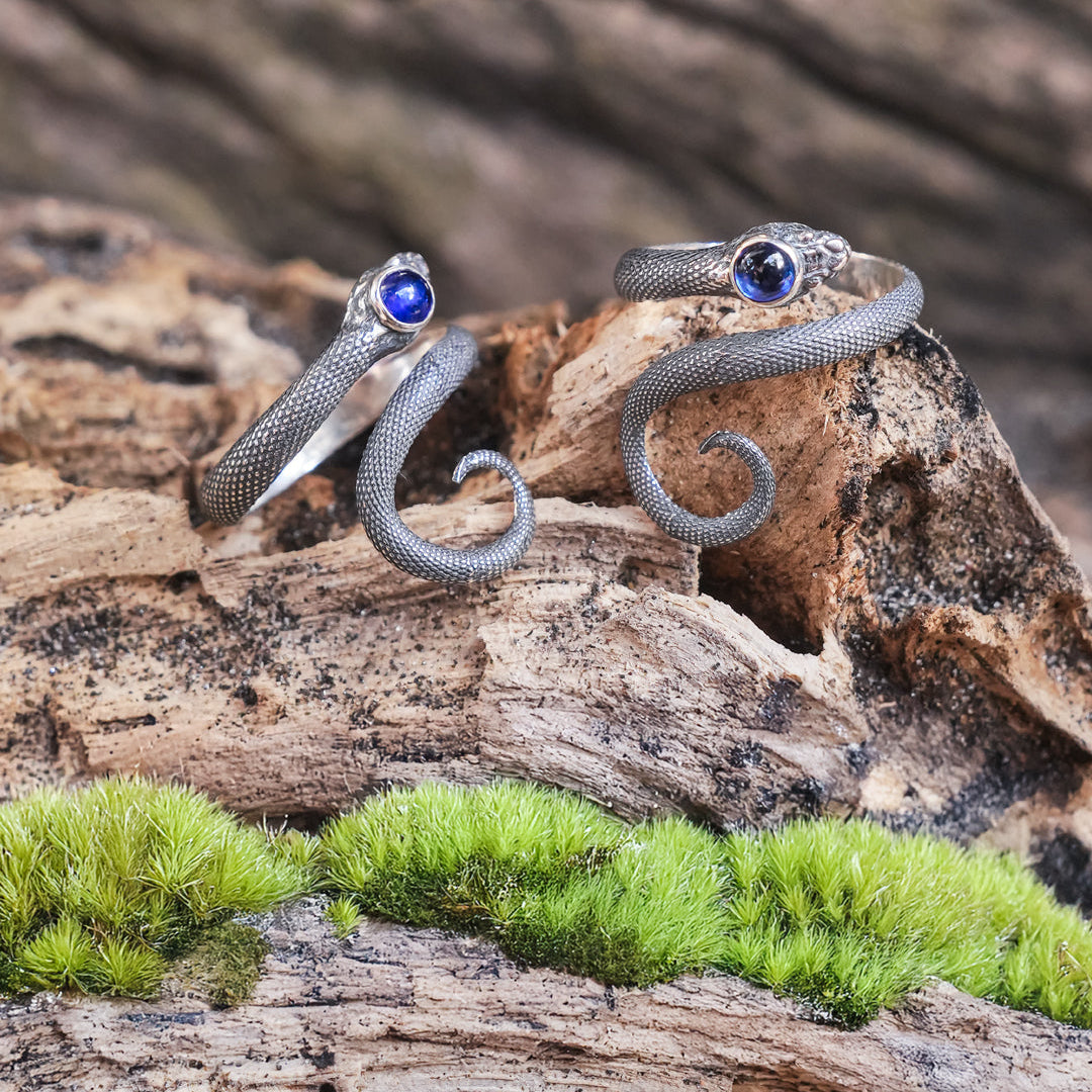 Anillo de serpiente en espiral Starborn con zafiro pulido en plata de ley