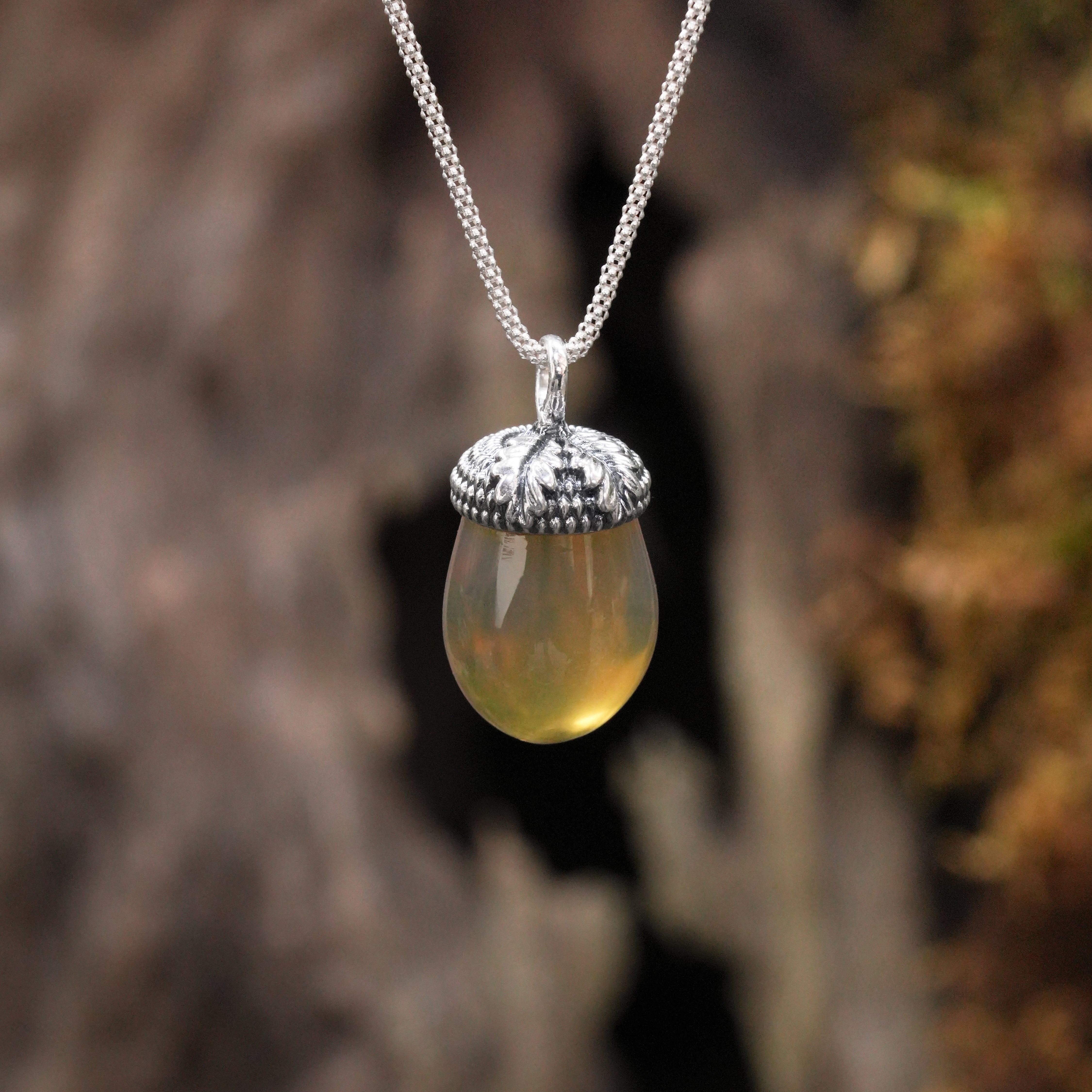 Colgante Starborn Sumatra de ámbar en forma de bellota, en plata de ley