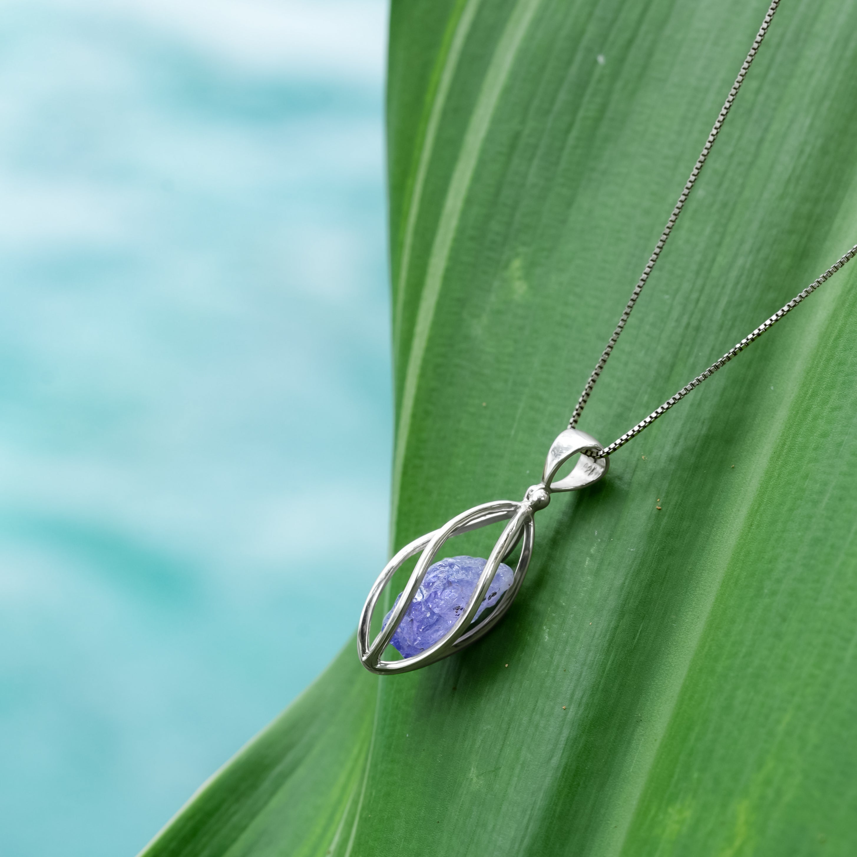 Colgante de jaula en espiral de plata de ley con tanzanita Starborn