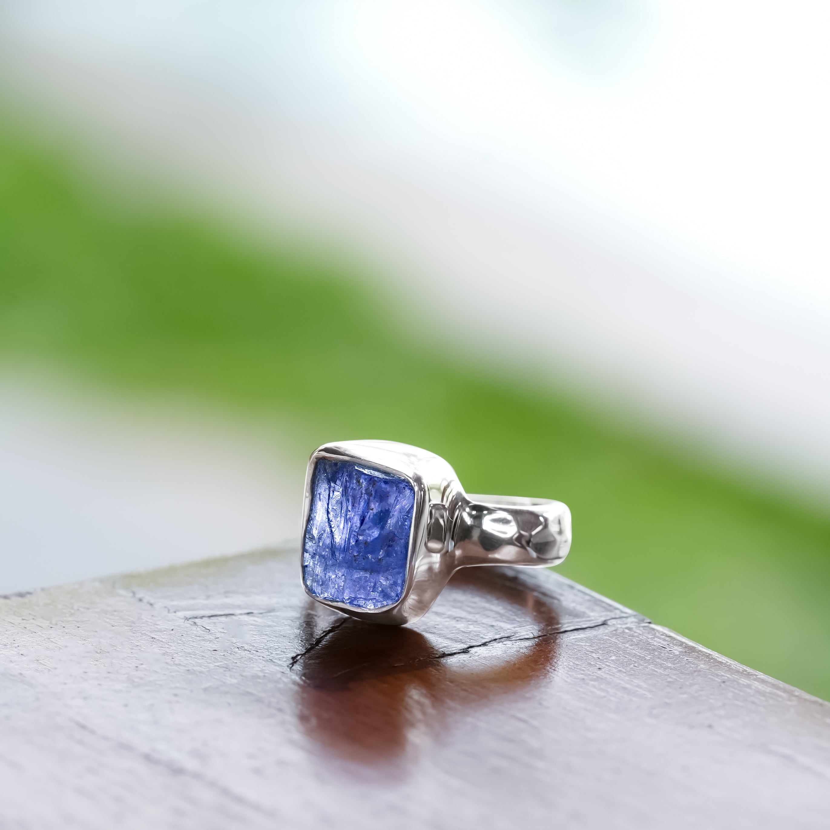 Anillo de cristal biselado de tanzanita Starborn en plata de ley