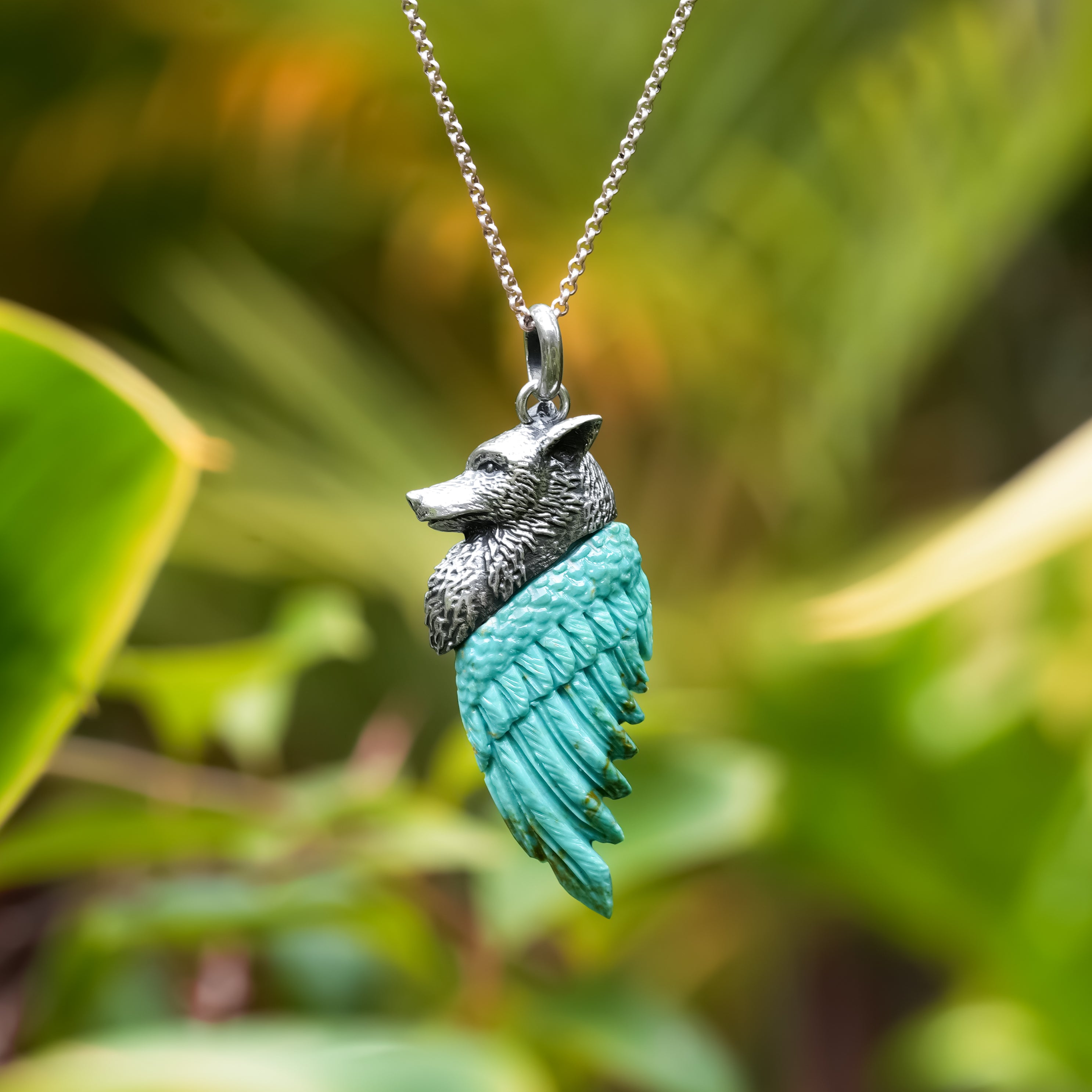 Colgante estilo lobo alado con piedras preciosas talladas de Starborn en plata de ley