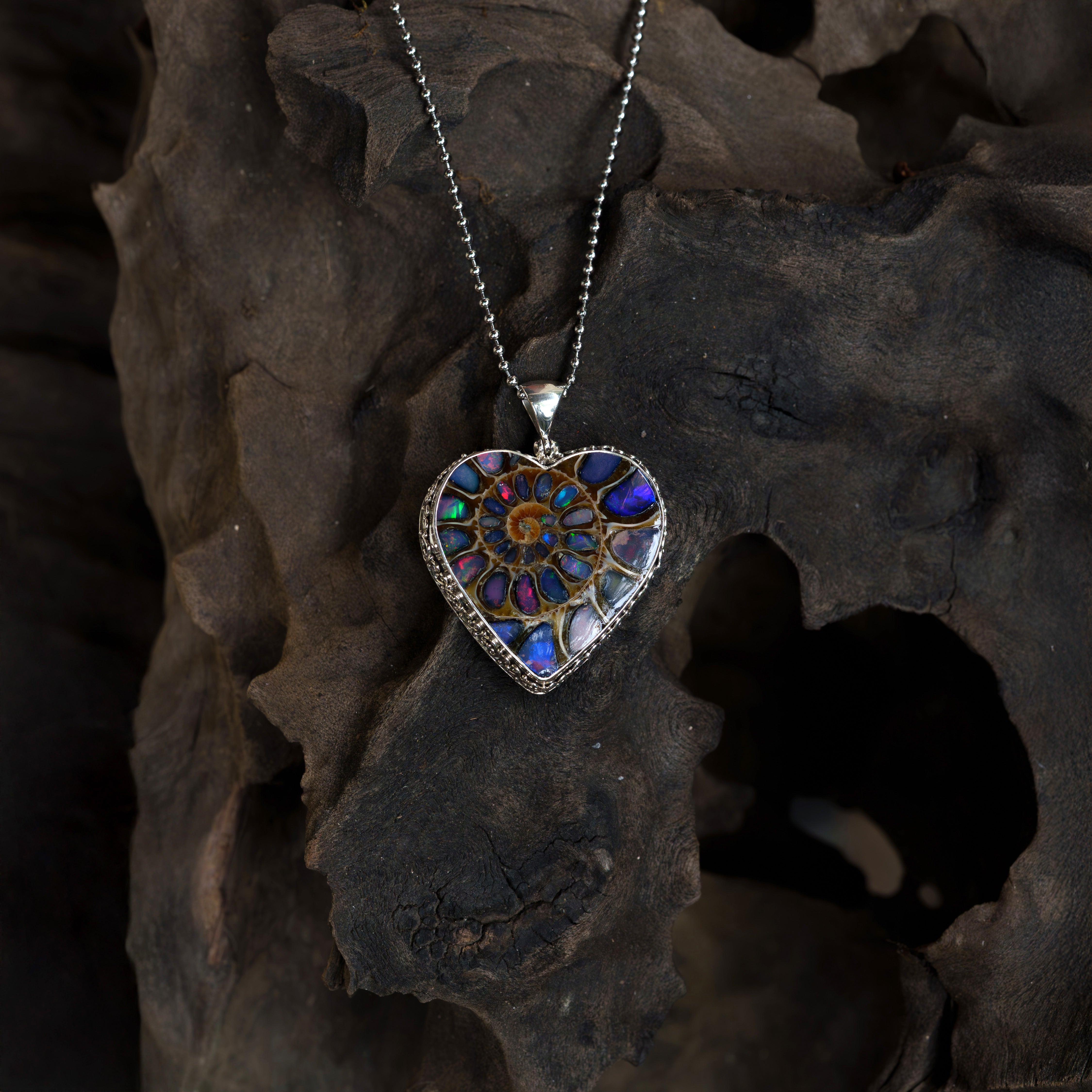 Starborn Ammonit mit natürlichem äthiopischem Opal-Inlay, herzförmiger Anhänger aus Sterlingsilber