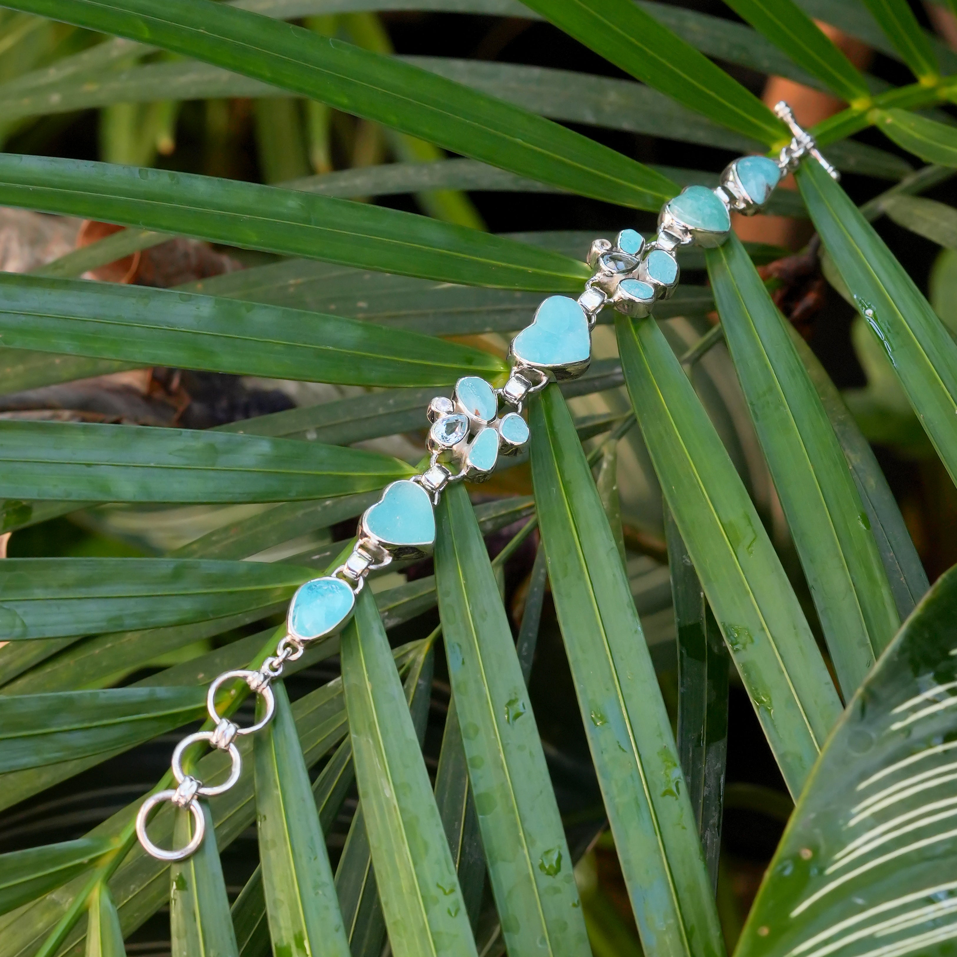 Pulsera ajustable Starborn de hemimorfita, topacio azul y topacio blanco con 3 corazones de hemimorfita en plata de ley fina - 1 pieza
