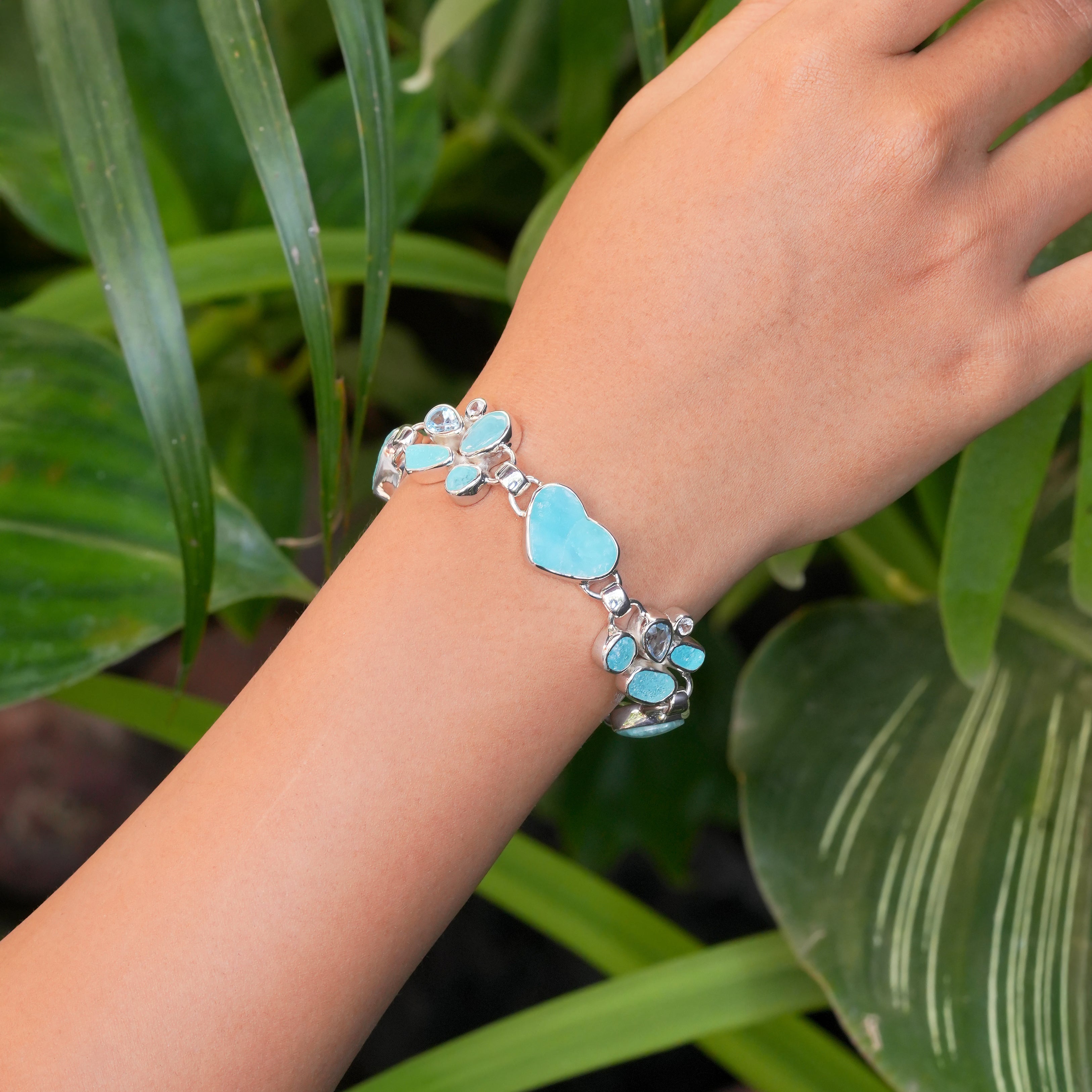 Pulsera ajustable Starborn de hemimorfita, topacio azul y topacio blanco con 3 corazones de hemimorfita en plata de ley fina - 1 pieza