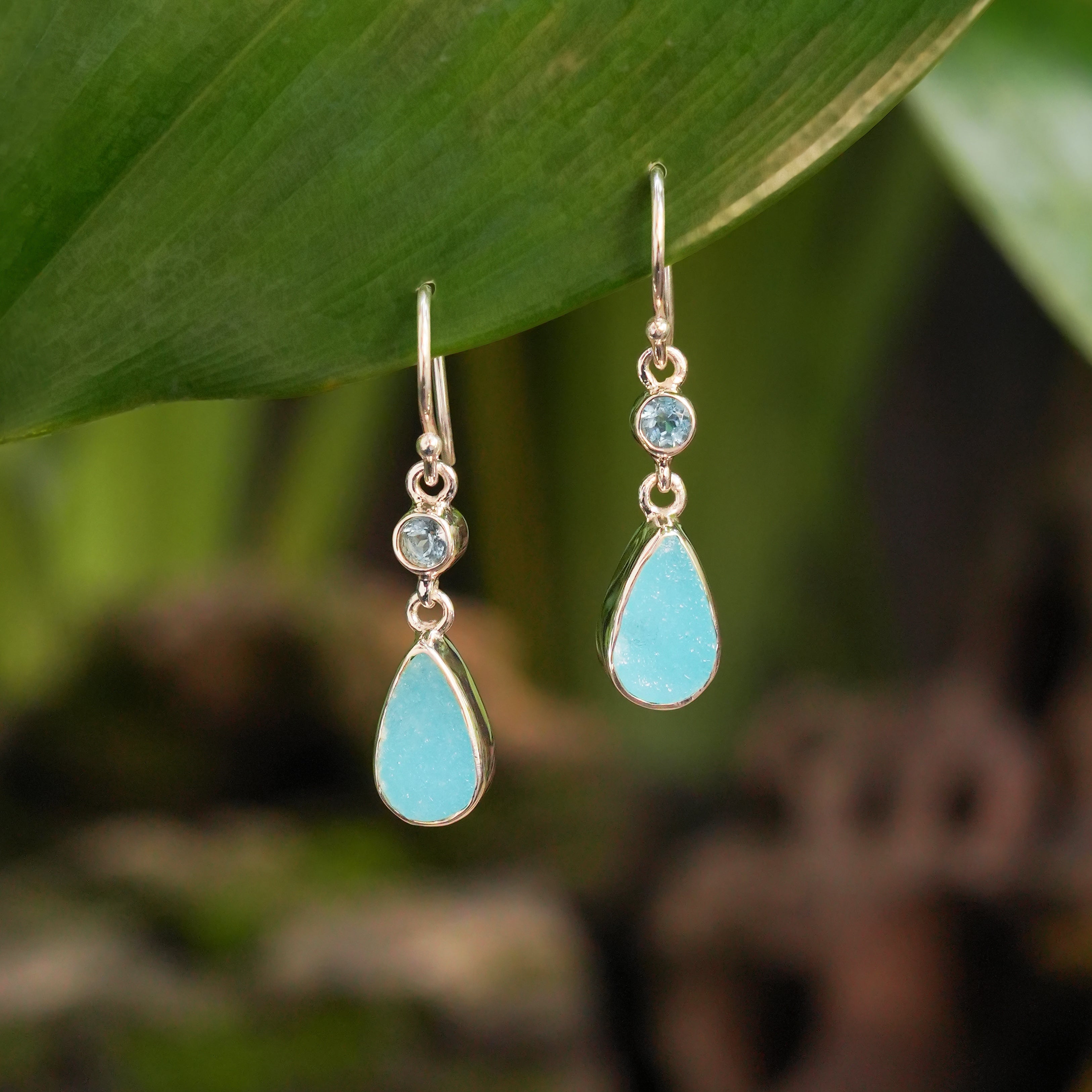 Pendientes de plata de ley con cabujón de hemimorfita Starborn en forma de pera y detalles de topacio azul