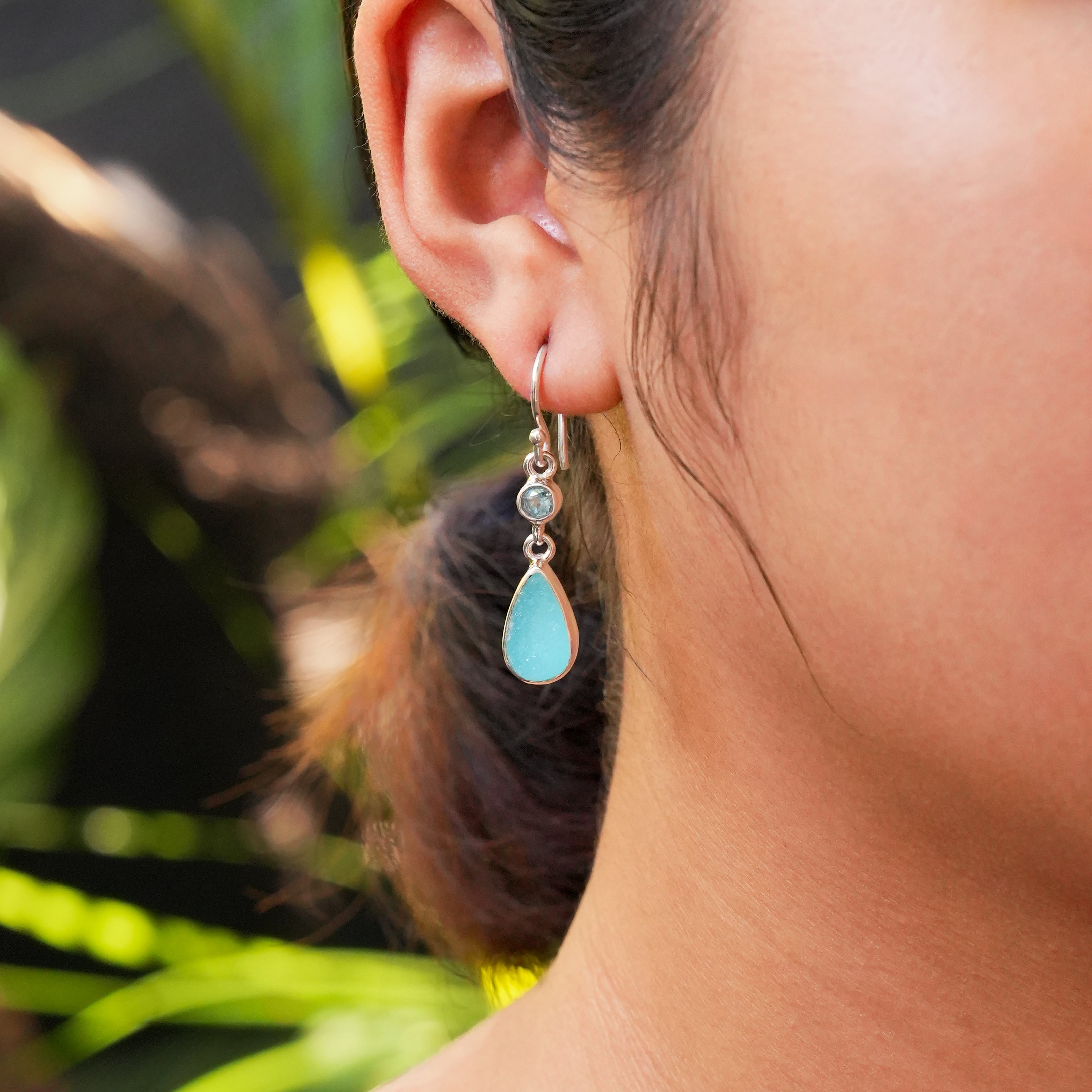 Pendientes de plata de ley con cabujón de hemimorfita Starborn en forma de pera y detalles de topacio azul