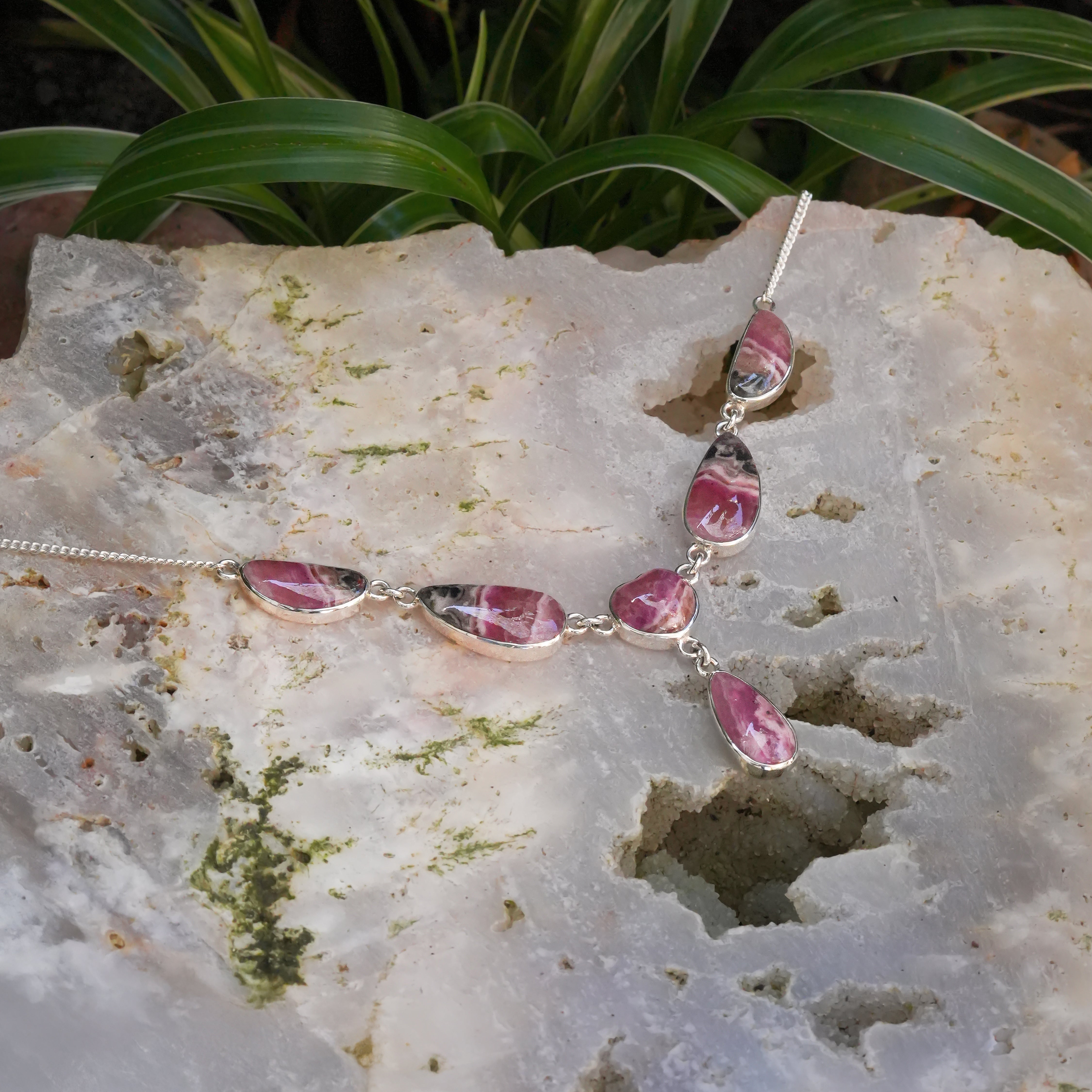 Colgante ajustable de calcita de cobalto rosa Starborn con 6 gemas seleccionadas a mano en plata de ley - 1 unidad