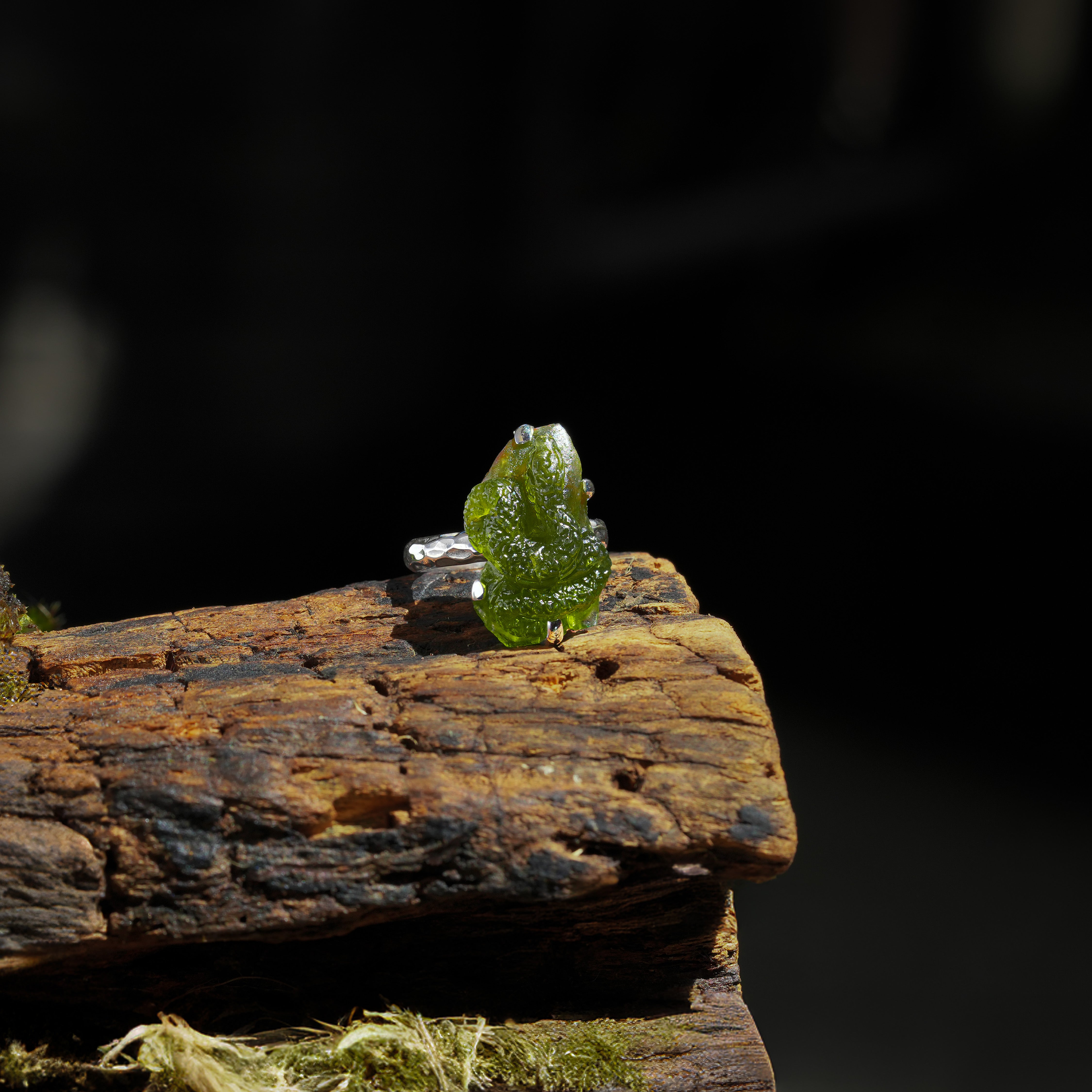 Starborn Hand-Carved Arizona Peridot Snake Ring in Sterling Silver - Size 8