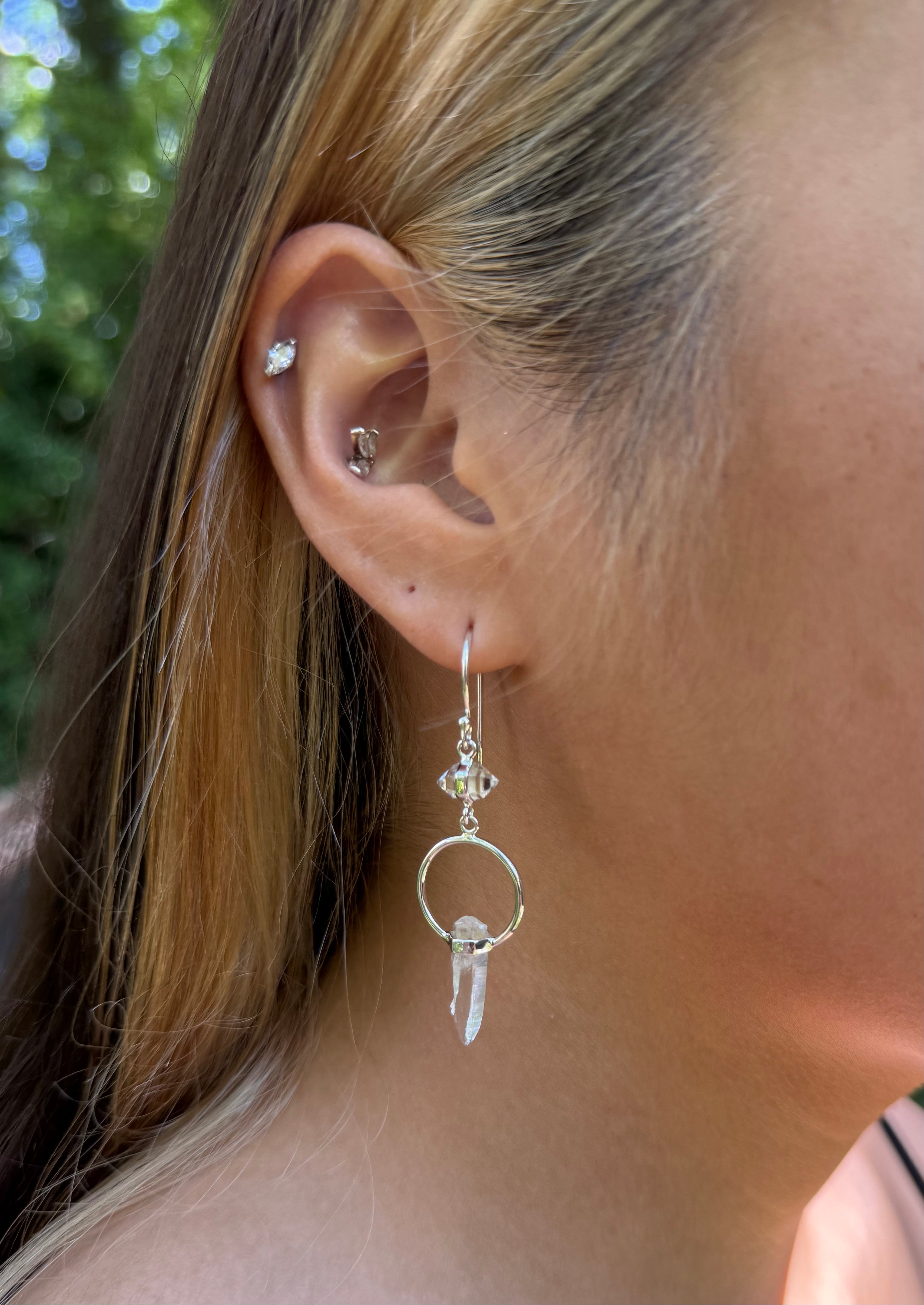 Starborn Herkimer Diamant &amp; Quarzkristall-Ohrhänger mit rundem Drahtdetail in Sterlingsilber