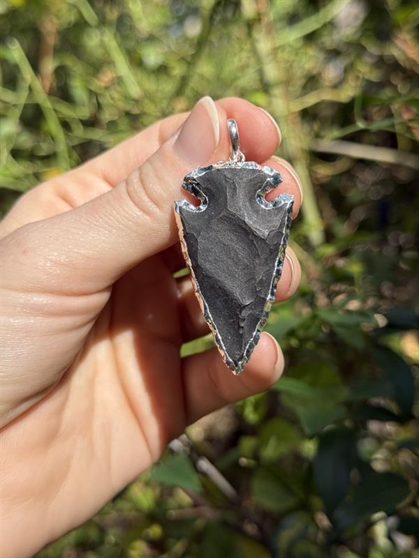 Starborn Small Black Jasper Hand Carved Arrowhead Pendant with Flash Plate Border (Silver/Gold)