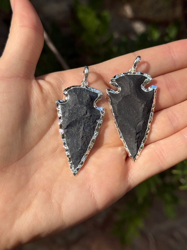 Starborn Small Black Jasper Hand Carved Arrowhead Pendant with Flash Plate Border (Silver/Gold)